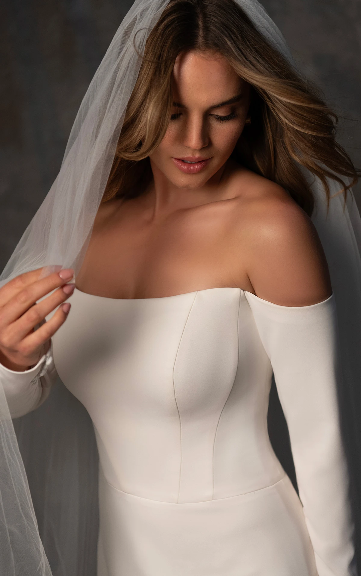 d4470 Doppelt gestricktes Etui-Brautkleid mit langen Ärmeln und geradem Ausschnitt  by Essense of Australia