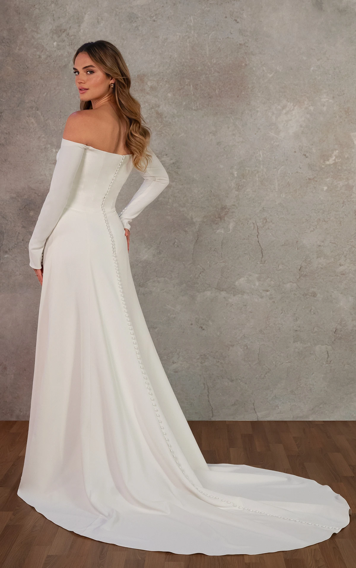 d4470 Doppelt gestricktes Etui-Brautkleid mit langen Ärmeln und geradem Ausschnitt  by Essense of Australia