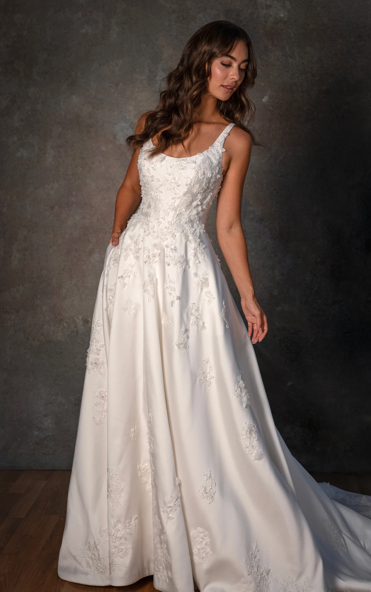 d4471 A-Linien-Brautkleid aus Satin mit Rundhalsausschnitt und 3D-Blütenapplikationen aus Spitze  by Essense of Australia
