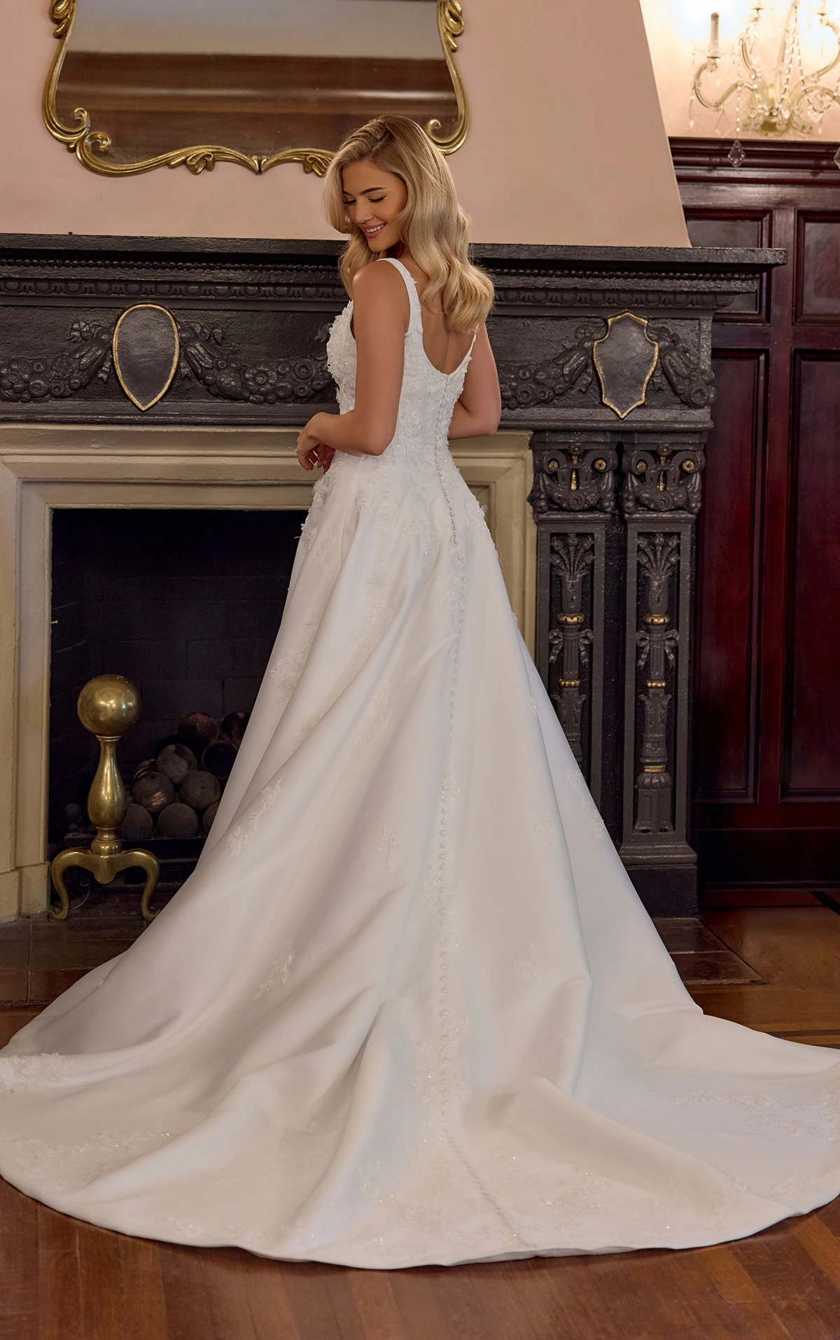 d4471 A-Linien-Brautkleid aus Satin mit Rundhalsausschnitt und 3D-Blütenapplikationen aus Spitze  by Essense of Australia