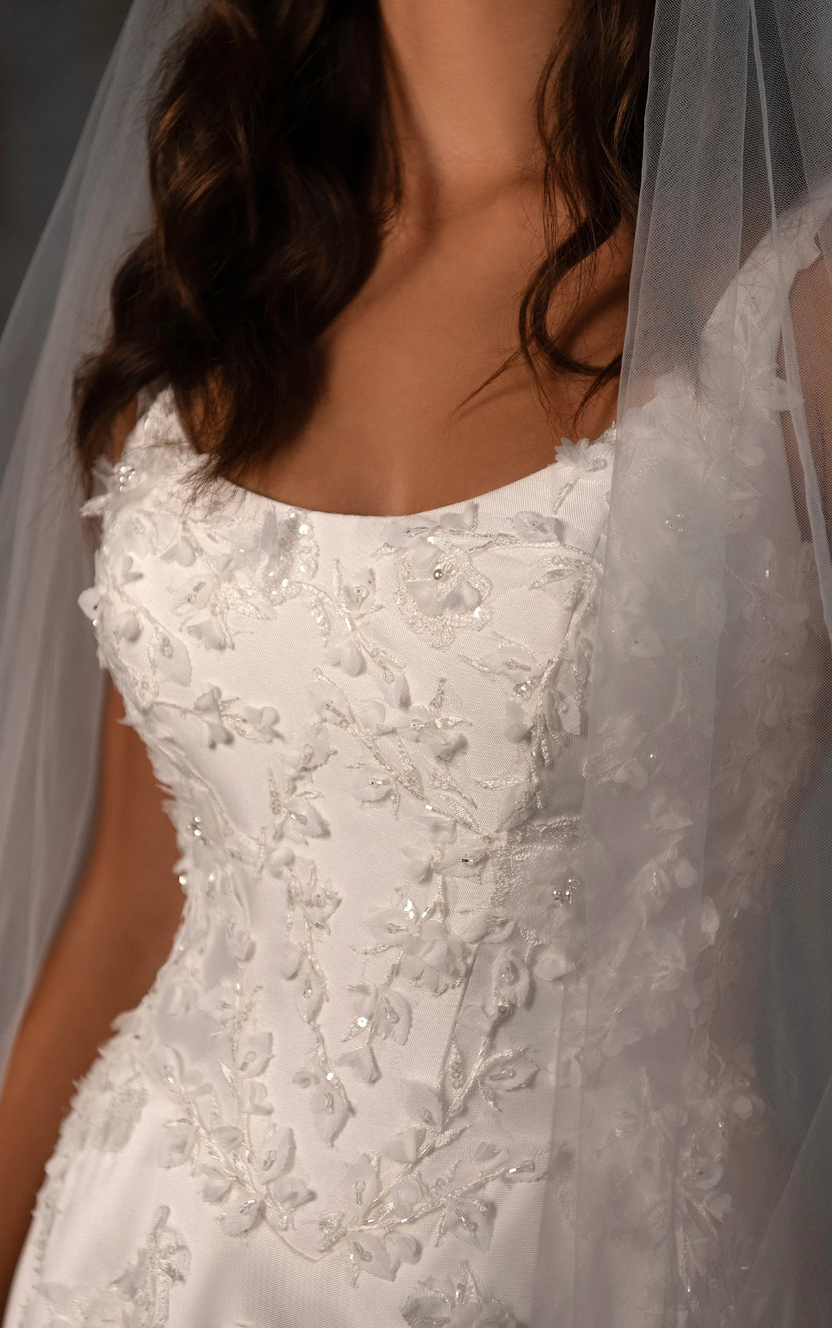 d4471 A-Linien-Brautkleid aus Satin mit Rundhalsausschnitt und 3D-Blütenapplikationen aus Spitze  by Essense of Australia