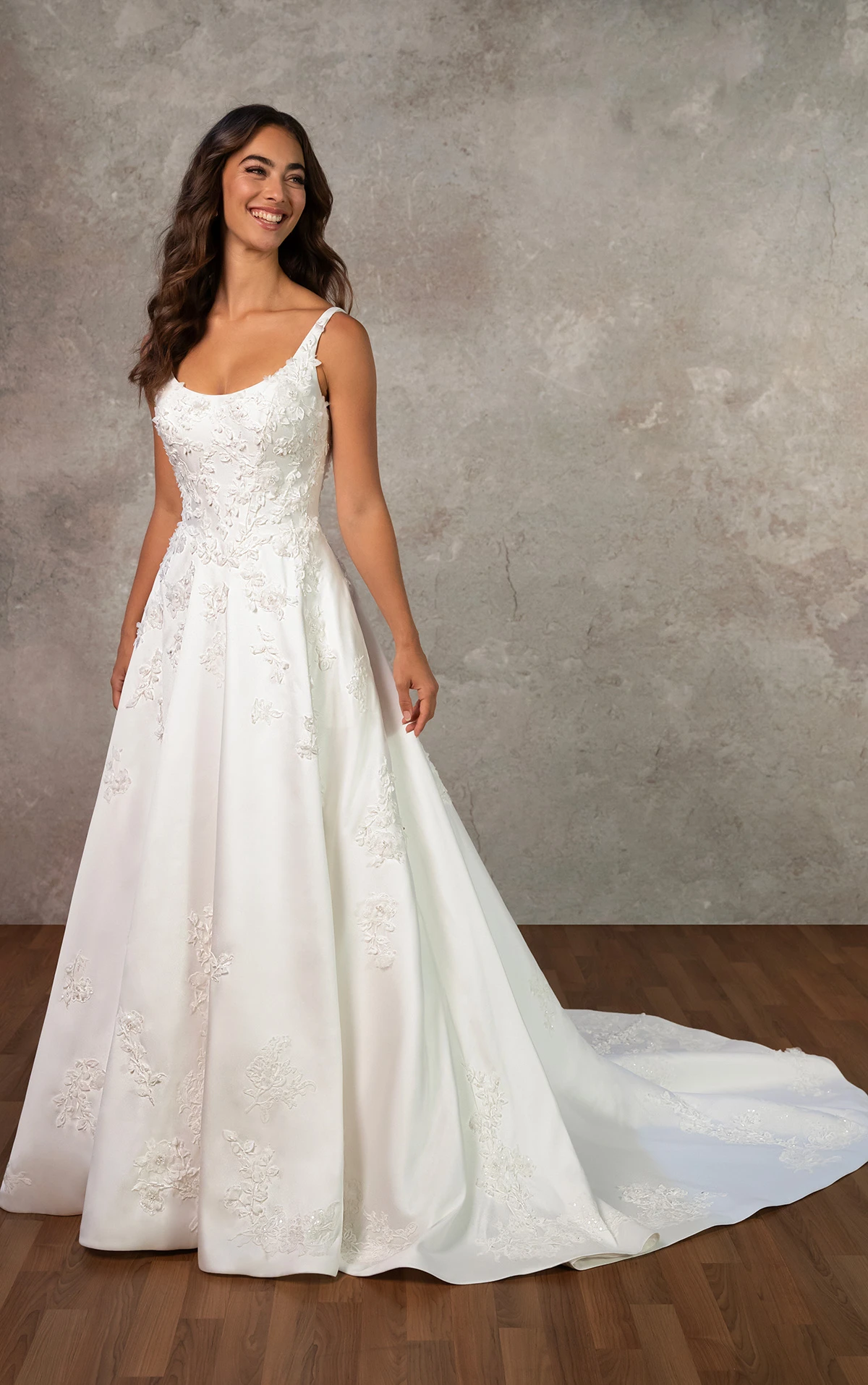 d4471 A-Linien-Brautkleid aus Satin mit Rundhalsausschnitt und 3D-Blütenapplikationen aus Spitze  by Essense of Australia