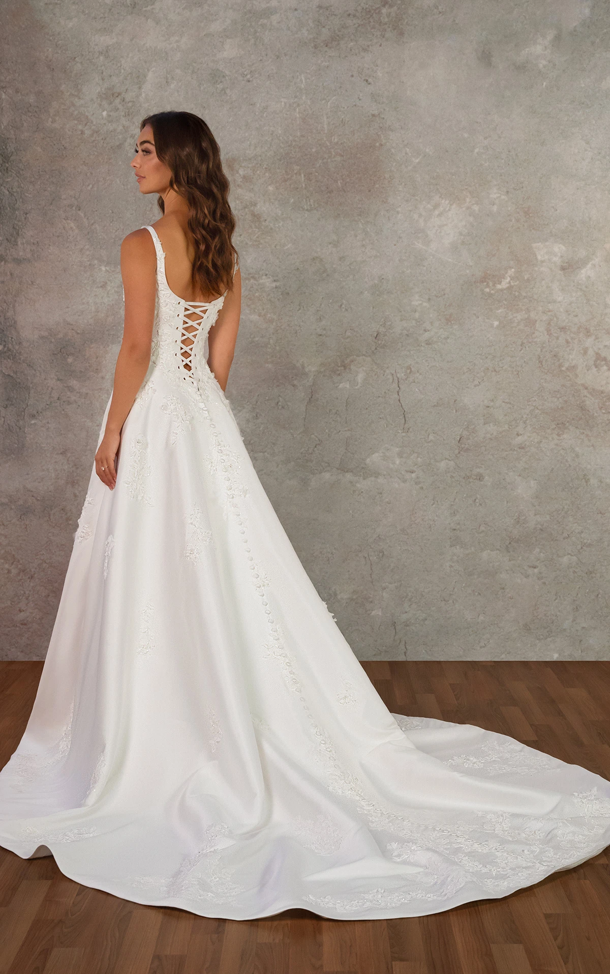 d4471 A-Linien-Brautkleid aus Satin mit Rundhalsausschnitt und 3D-Blütenapplikationen aus Spitze  by Essense of Australia