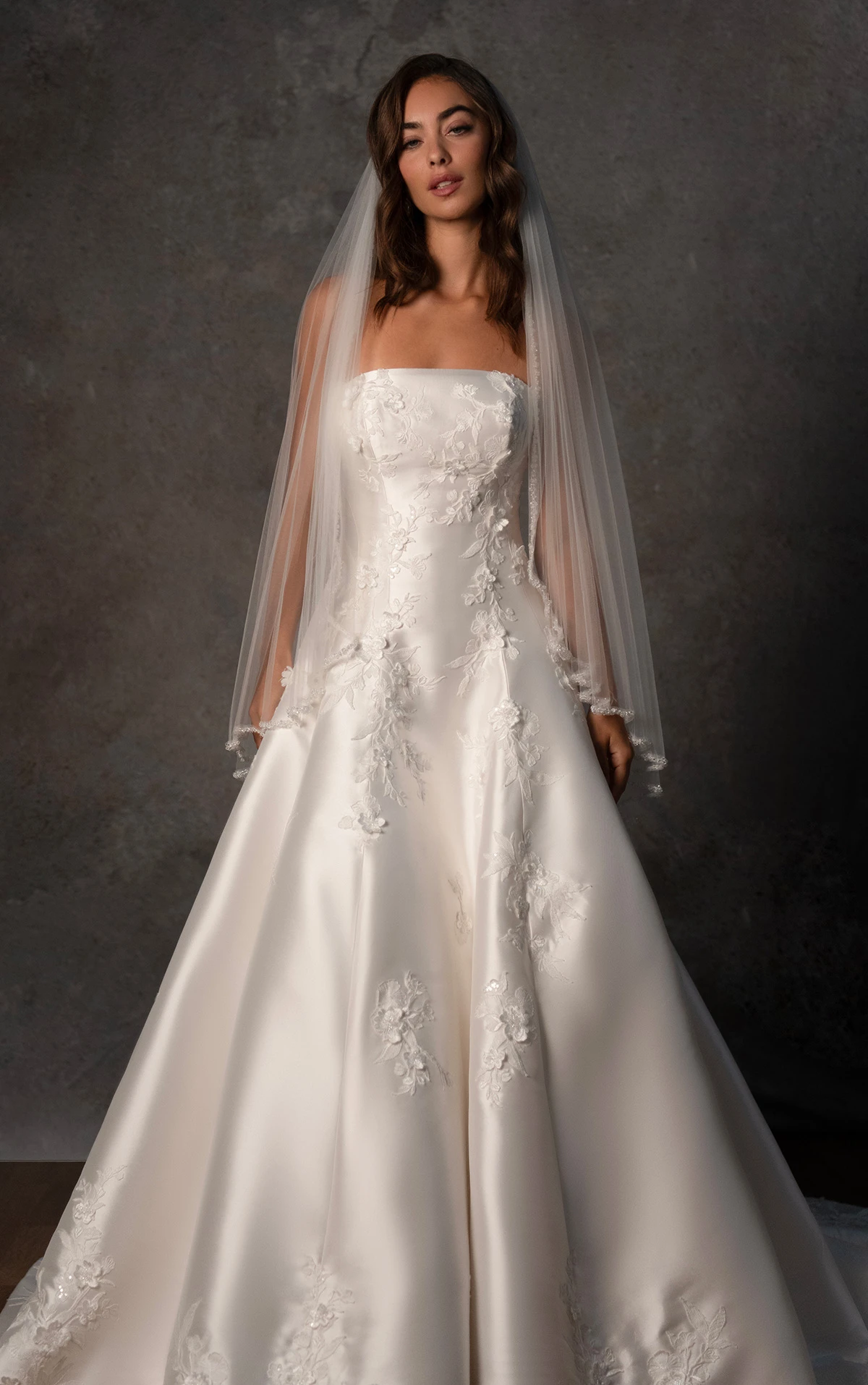 d4479 Trägerloses A-Linien-Brautkleid aus Shell-Mikado mit Spitze und Hüftvolumen  by Essense of Australia