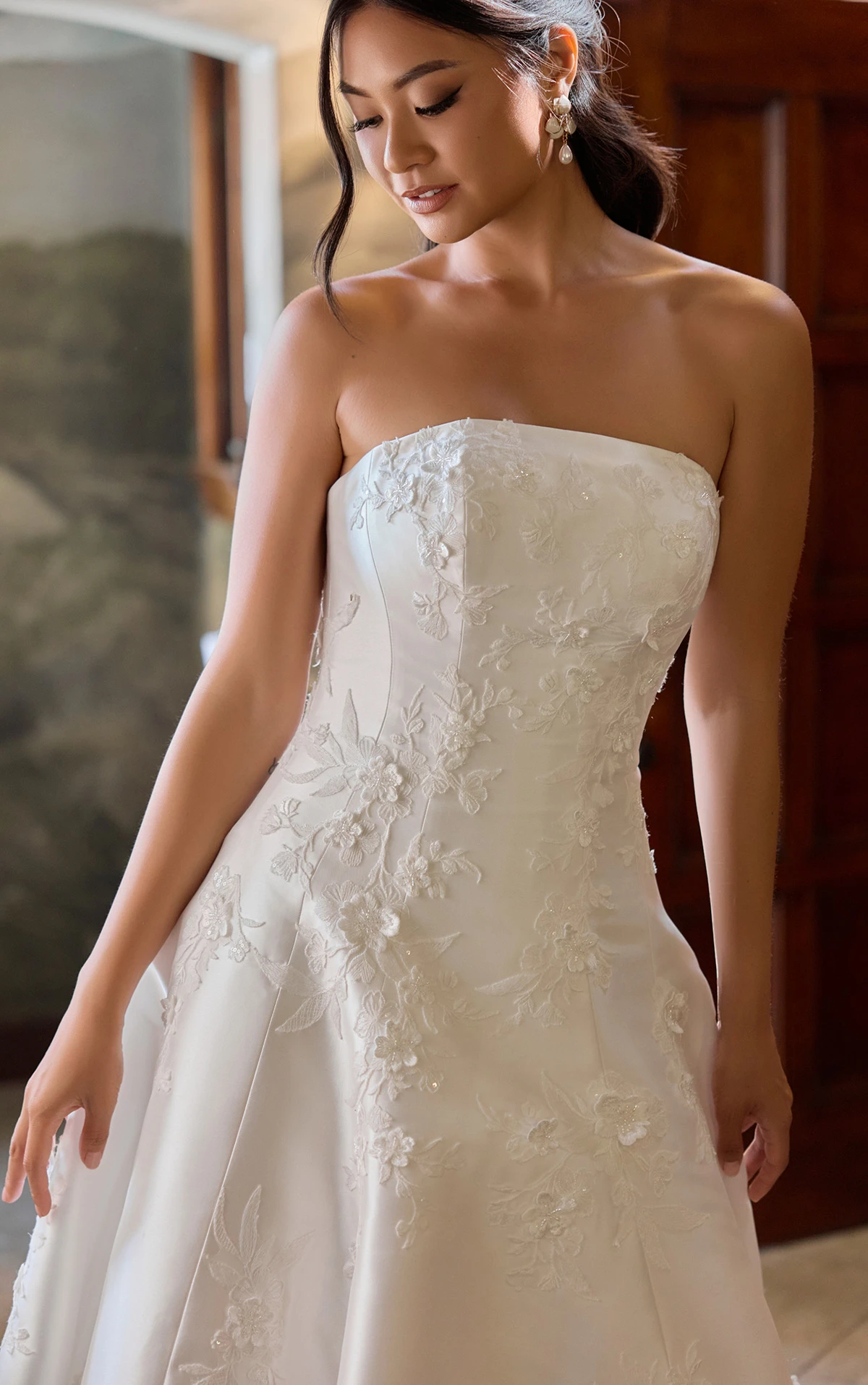 d4479 Trägerloses A-Linien-Brautkleid aus Shell-Mikado mit Spitze und Hüftvolumen  by Essense of Australia