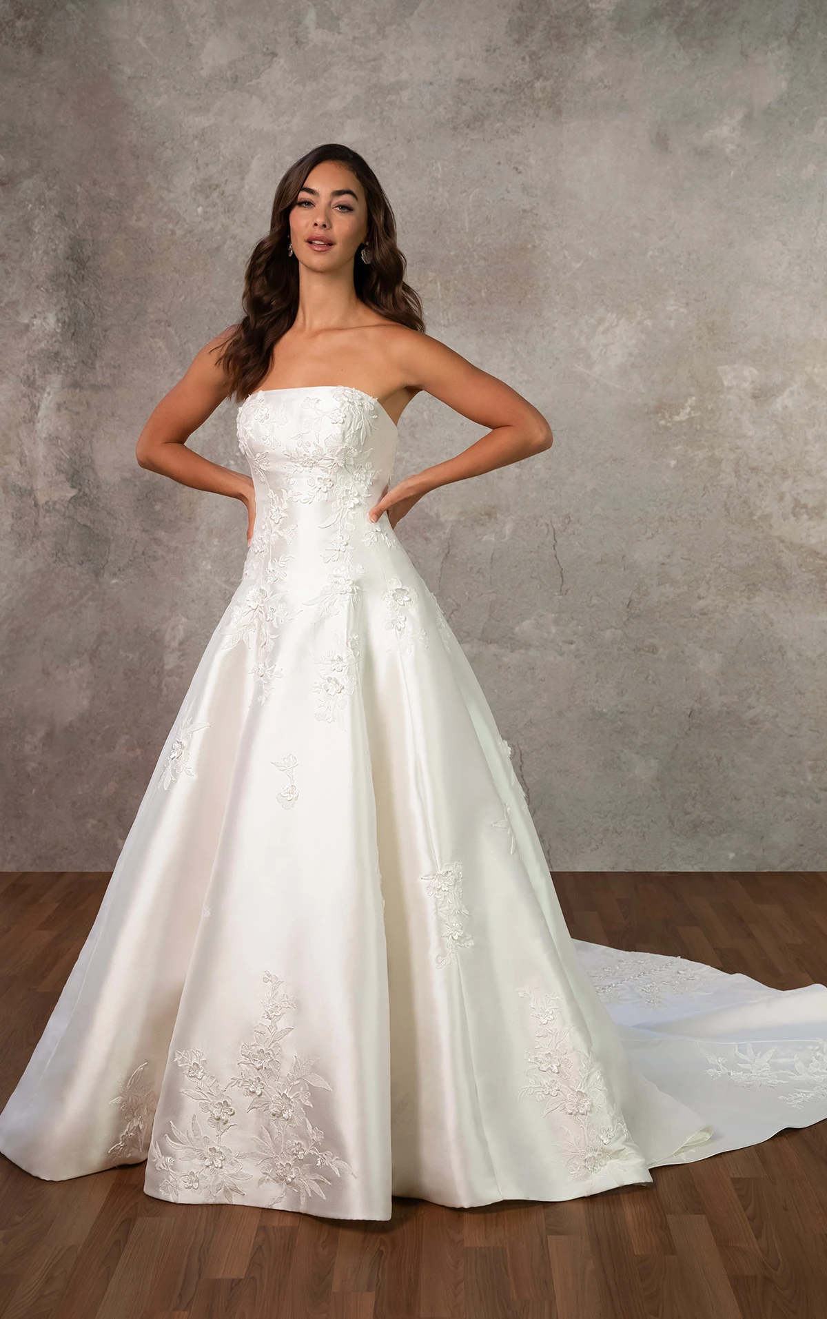 d4479 Trägerloses A-Linien-Brautkleid aus Shell-Mikado mit Spitze und Hüftvolumen  by Essense of Australia