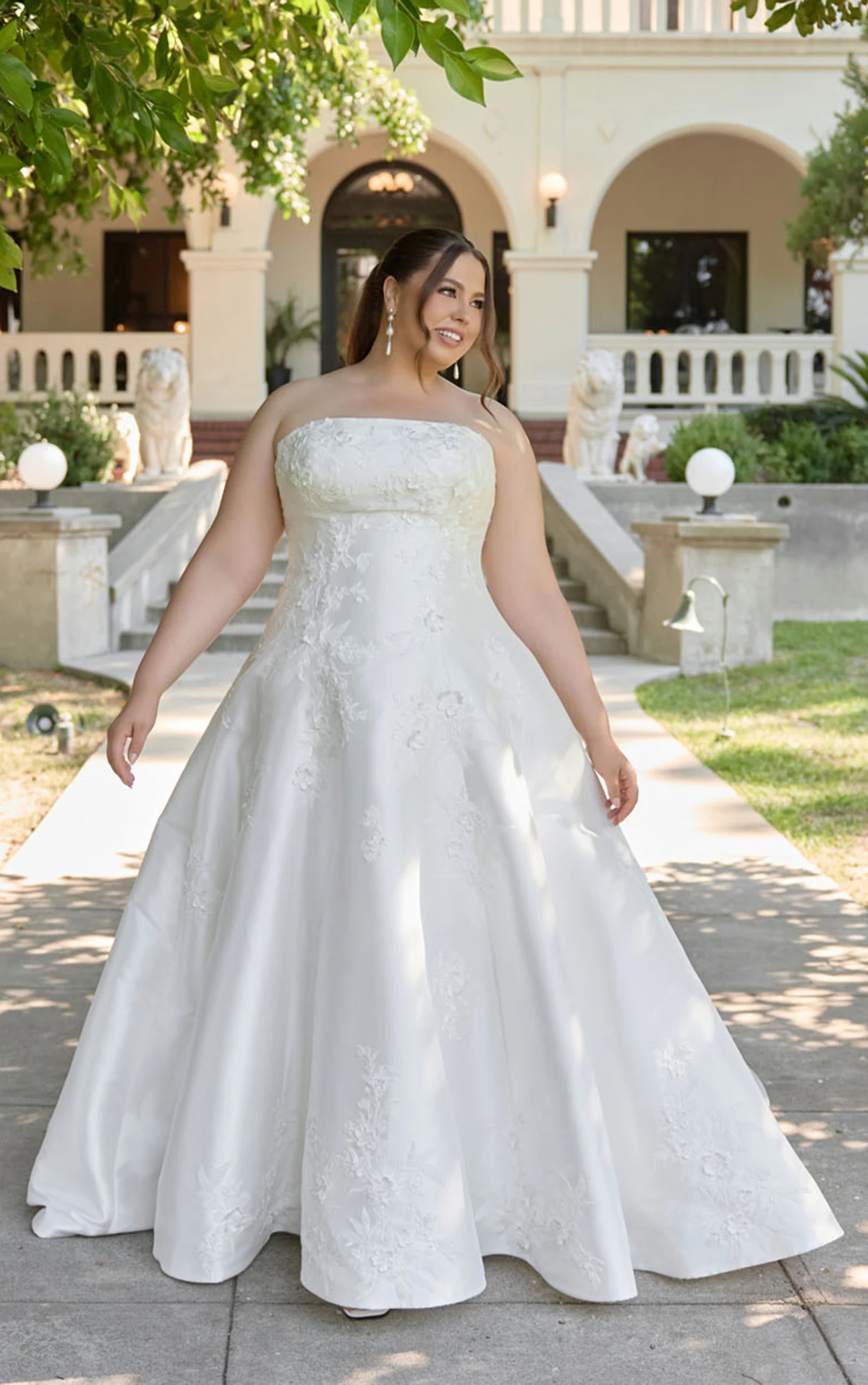 d4479+ Trägerloses A-Linien-Brautkleid in Übergröße aus Shell-Mikado mit Spitze und Hüftvolumen  by Essense of Australia