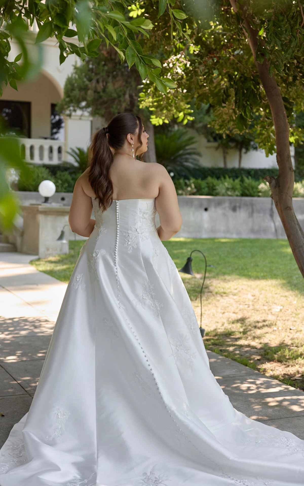 d4479+ Trägerloses A-Linien-Brautkleid in Übergröße aus Shell-Mikado mit Spitze und Hüftvolumen  by Essense of Australia