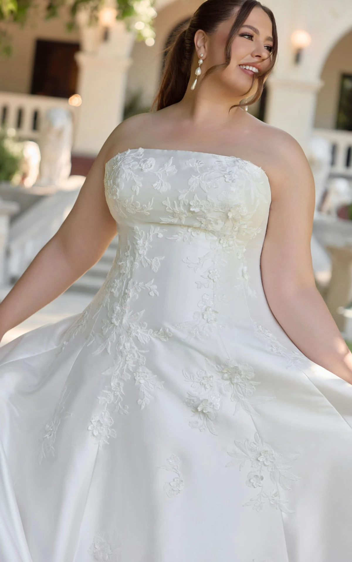 d4479+ Trägerloses A-Linien-Brautkleid in Übergröße aus Shell-Mikado mit Spitze und Hüftvolumen  by Essense of Australia
