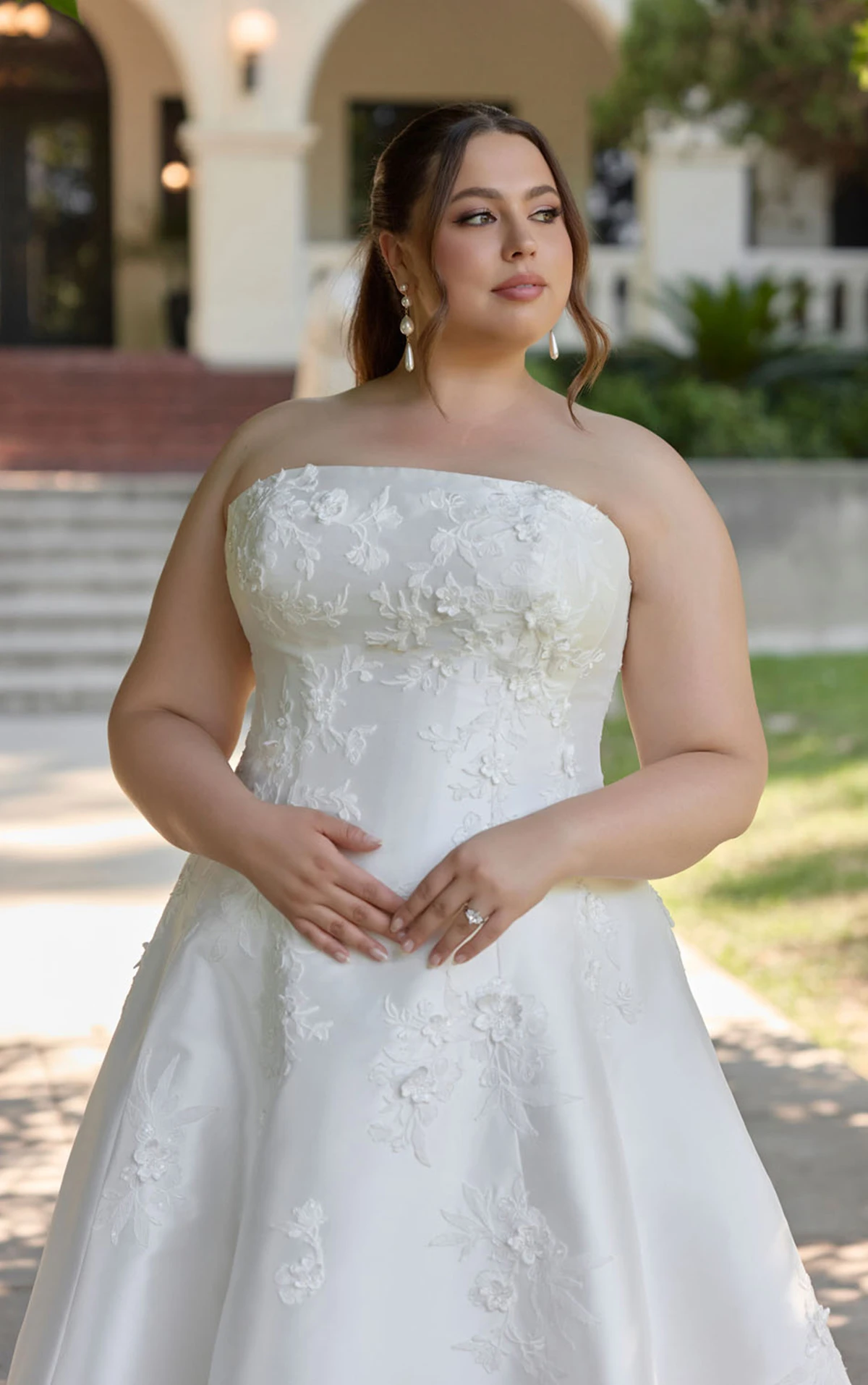 d4479+ Trägerloses A-Linien-Brautkleid in Übergröße aus Shell-Mikado mit Spitze und Hüftvolumen  by Essense of Australia