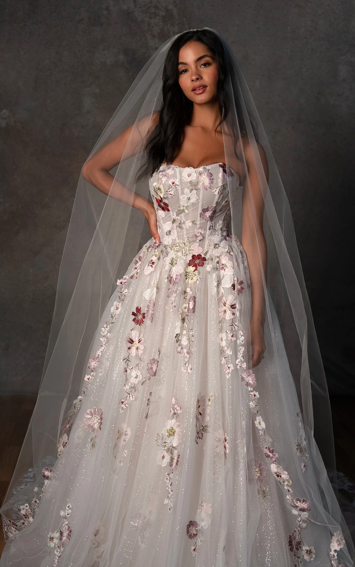 d4482 Trägerloses A-Linien-Brautkleid aus Glitzertüll mit farbiger, bestickter Spitze  by Essense of Australia