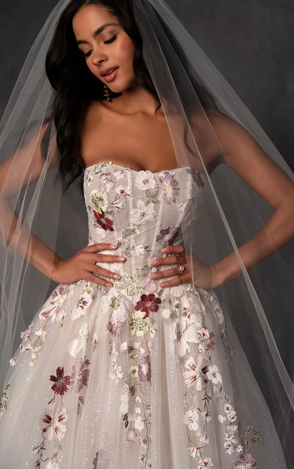 d4482 Trägerloses A-Linien-Brautkleid aus Glitzertüll mit farbiger, bestickter Spitze  by Essense of Australia