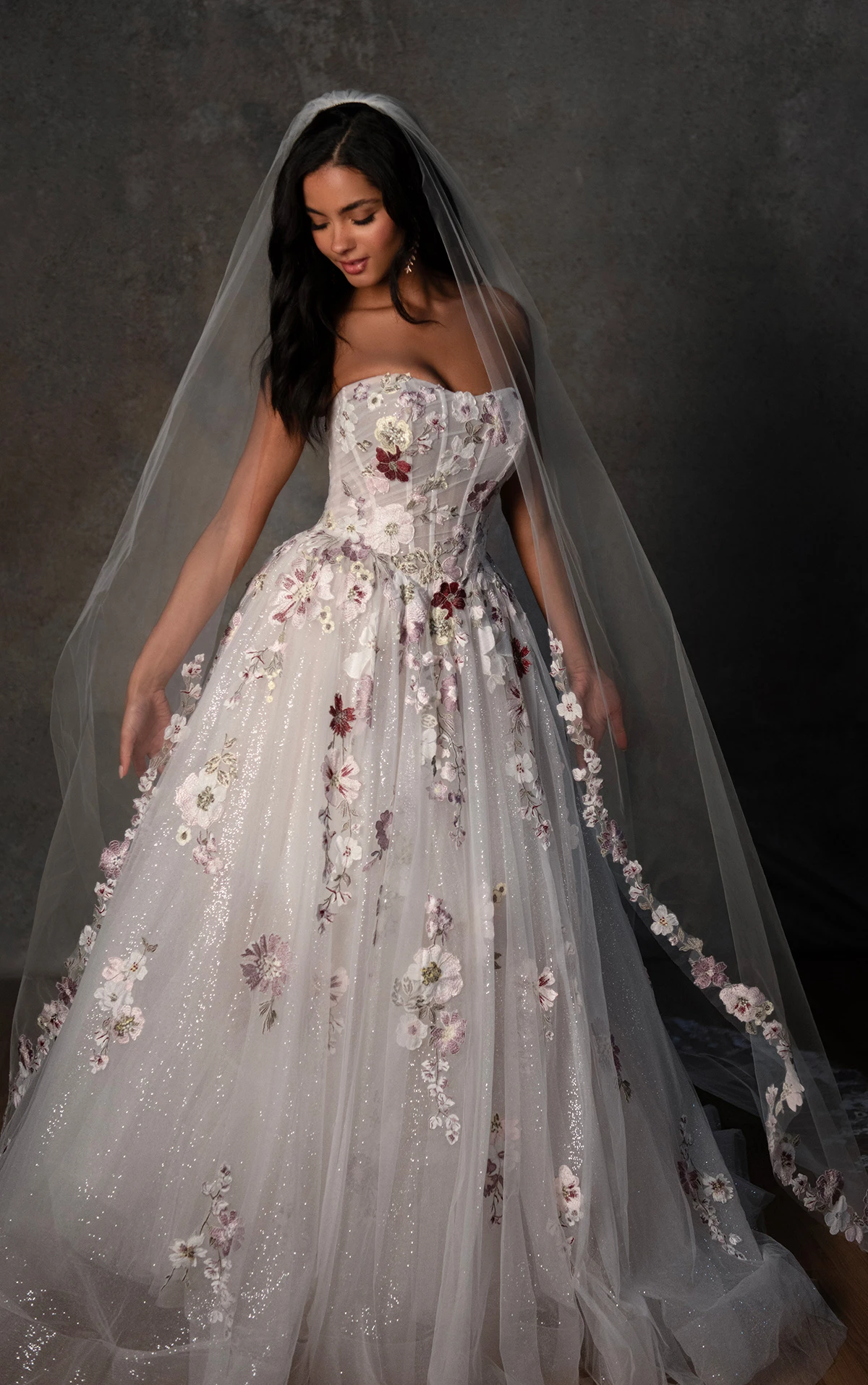 d4482 Trägerloses A-Linien-Brautkleid aus Glitzertüll mit farbiger, bestickter Spitze  by Essense of Australia