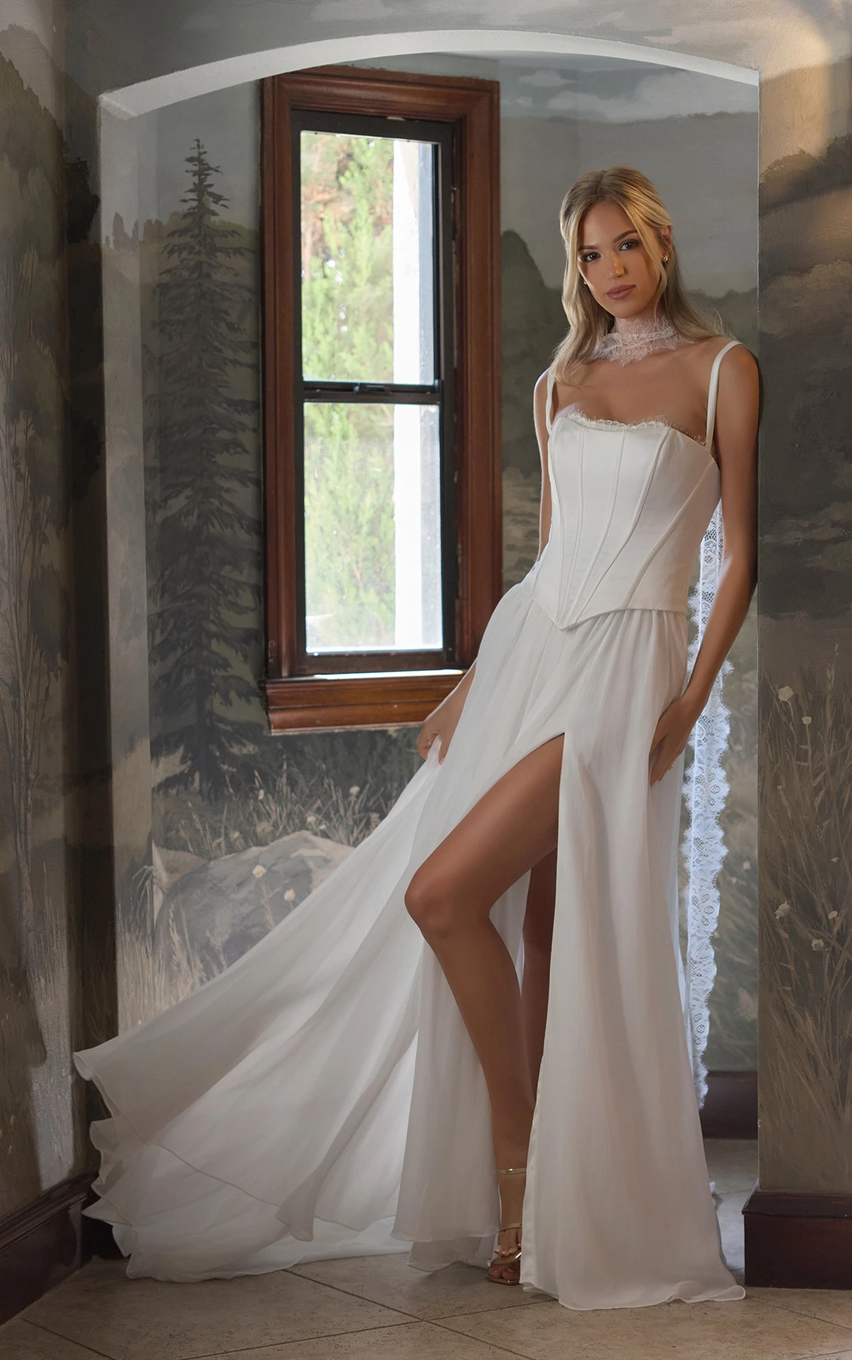 d4483 Zweiteiliges A-Linien-Brautkleid aus Spitze und Chiffon mit trägerlosem Oberteil  by Essense of Australia