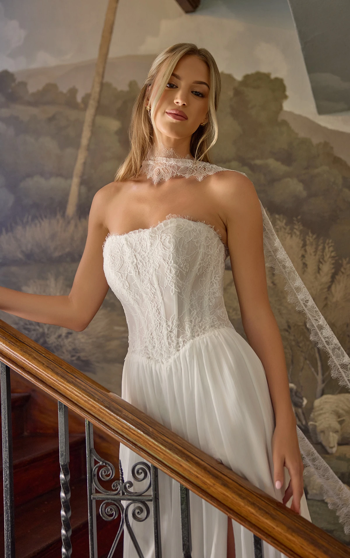 d4483 Zweiteiliges A-Linien-Brautkleid aus Spitze und Chiffon mit trägerlosem Oberteil  by Essense of Australia