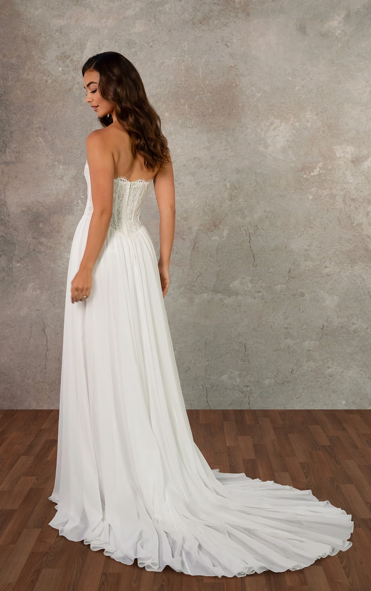 d4483 Zweiteiliges A-Linien-Brautkleid aus Spitze und Chiffon mit trägerlosem Oberteil  by Essense of Australia