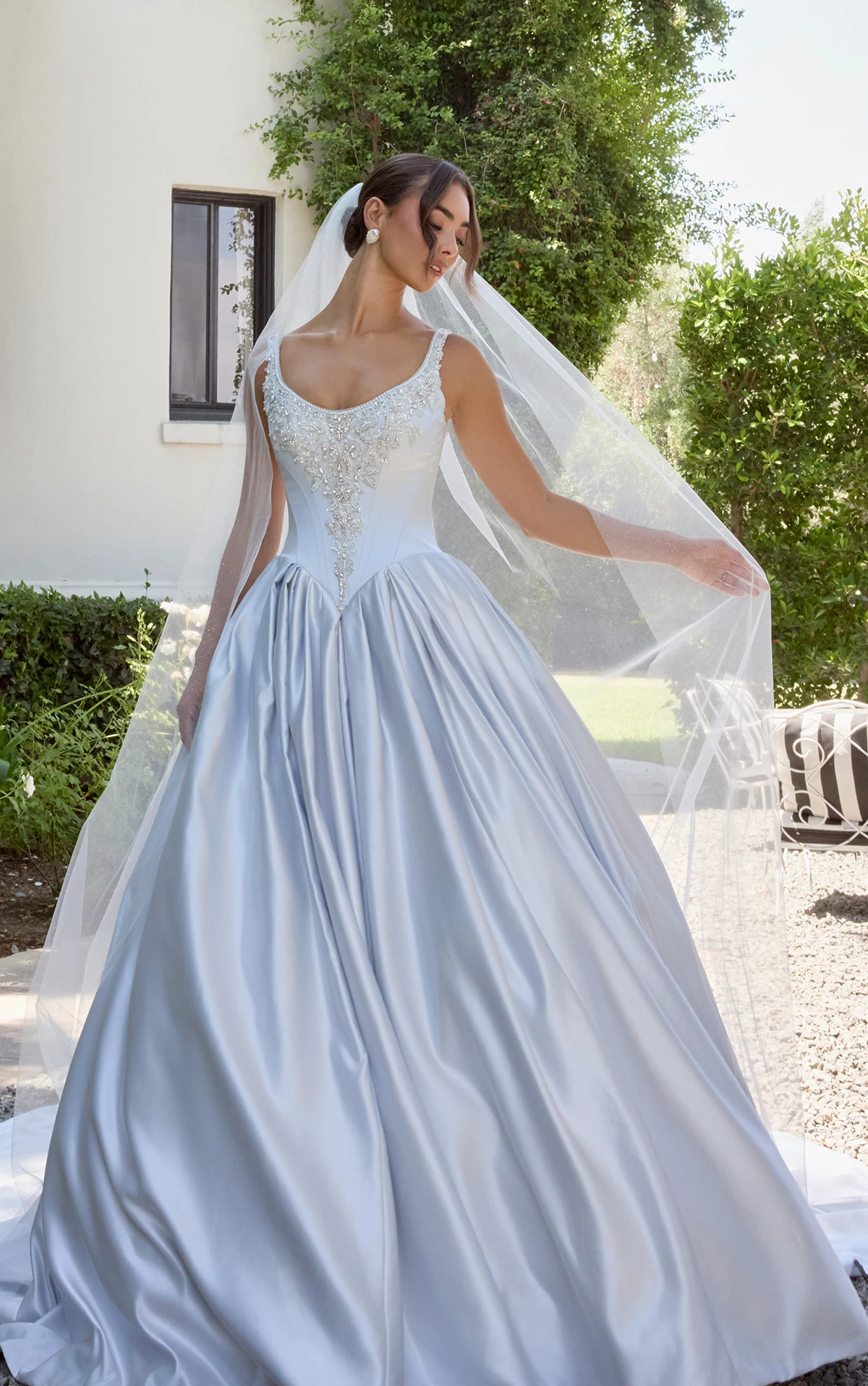 d4485 Ball-Brautkleid aus Satin mit silberverziertem Oberteil und Baskentaille  by Essense of Australia