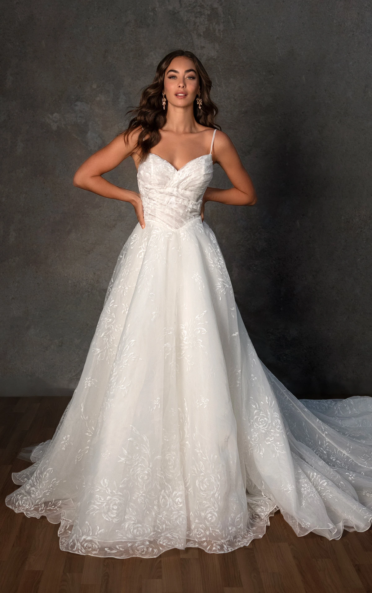 d4486 A-Linien-Brautkleid mit gerafftem Oberteil aus bedrucktem Organza und V-Rückenausschnitt  by Essense of Australia