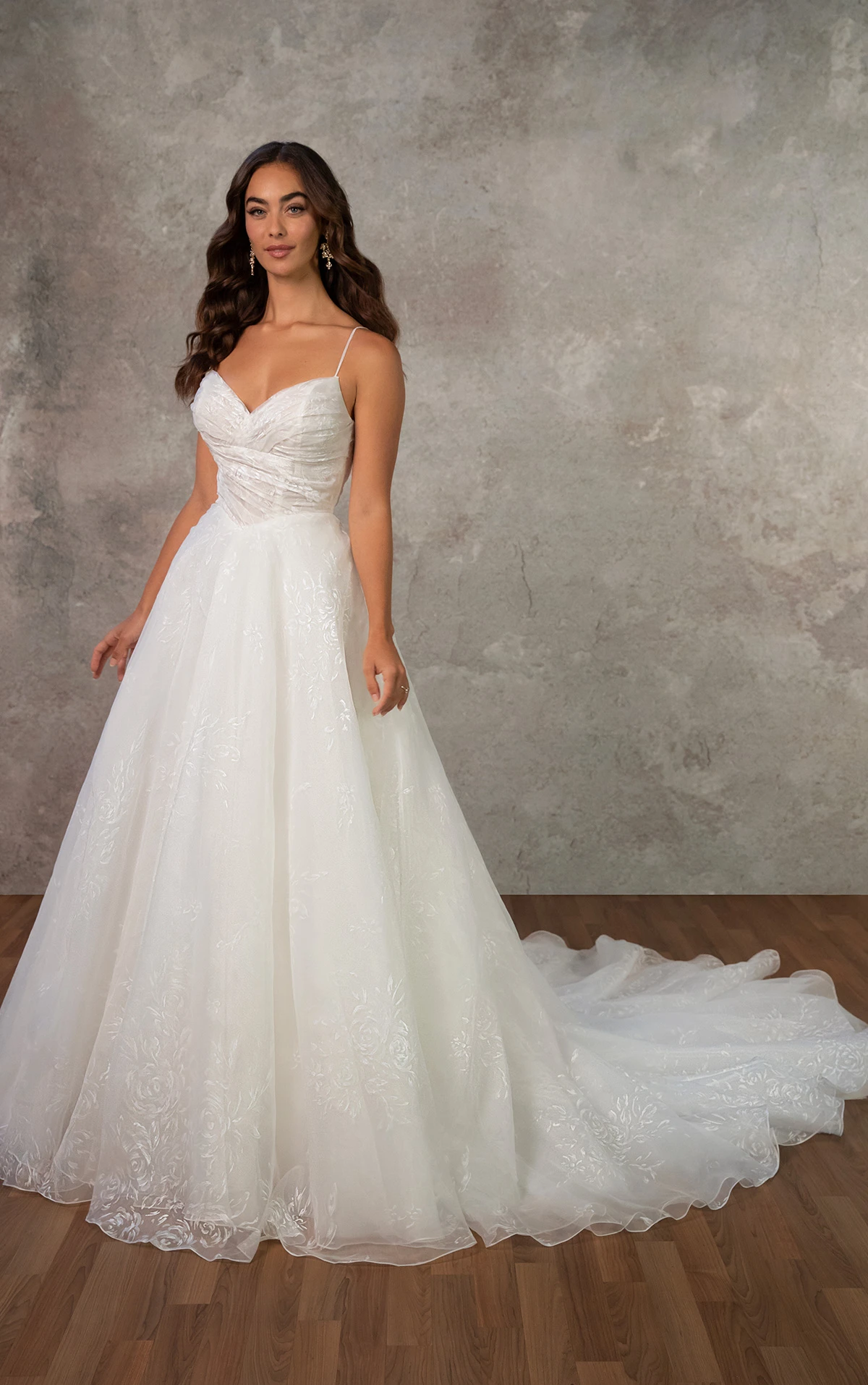 d4486 A-Linien-Brautkleid mit gerafftem Oberteil aus bedrucktem Organza und V-Rückenausschnitt  by Essense of Australia