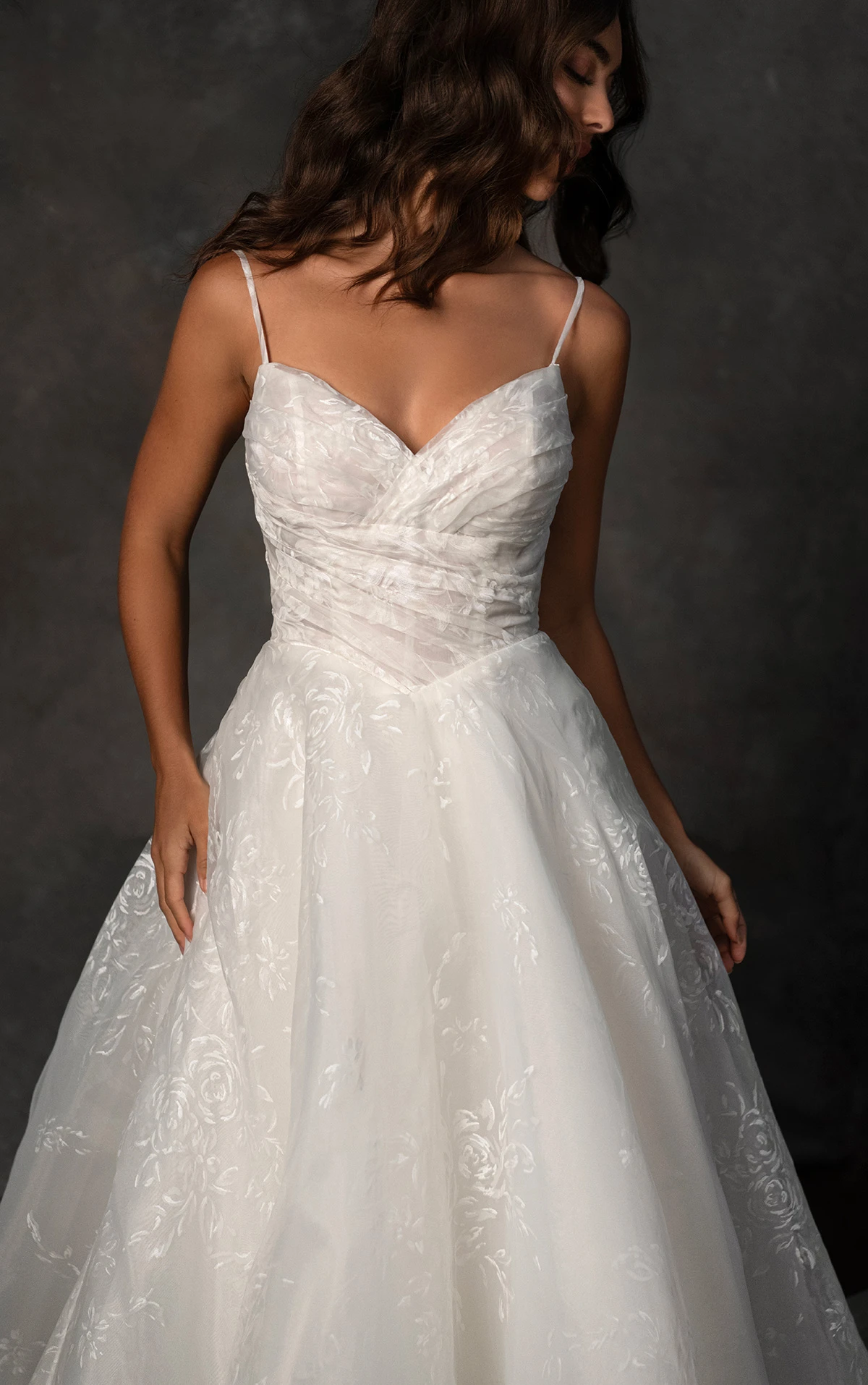 d4486 A-Linien-Brautkleid mit gerafftem Oberteil aus bedrucktem Organza und V-Rückenausschnitt  by Essense of Australia