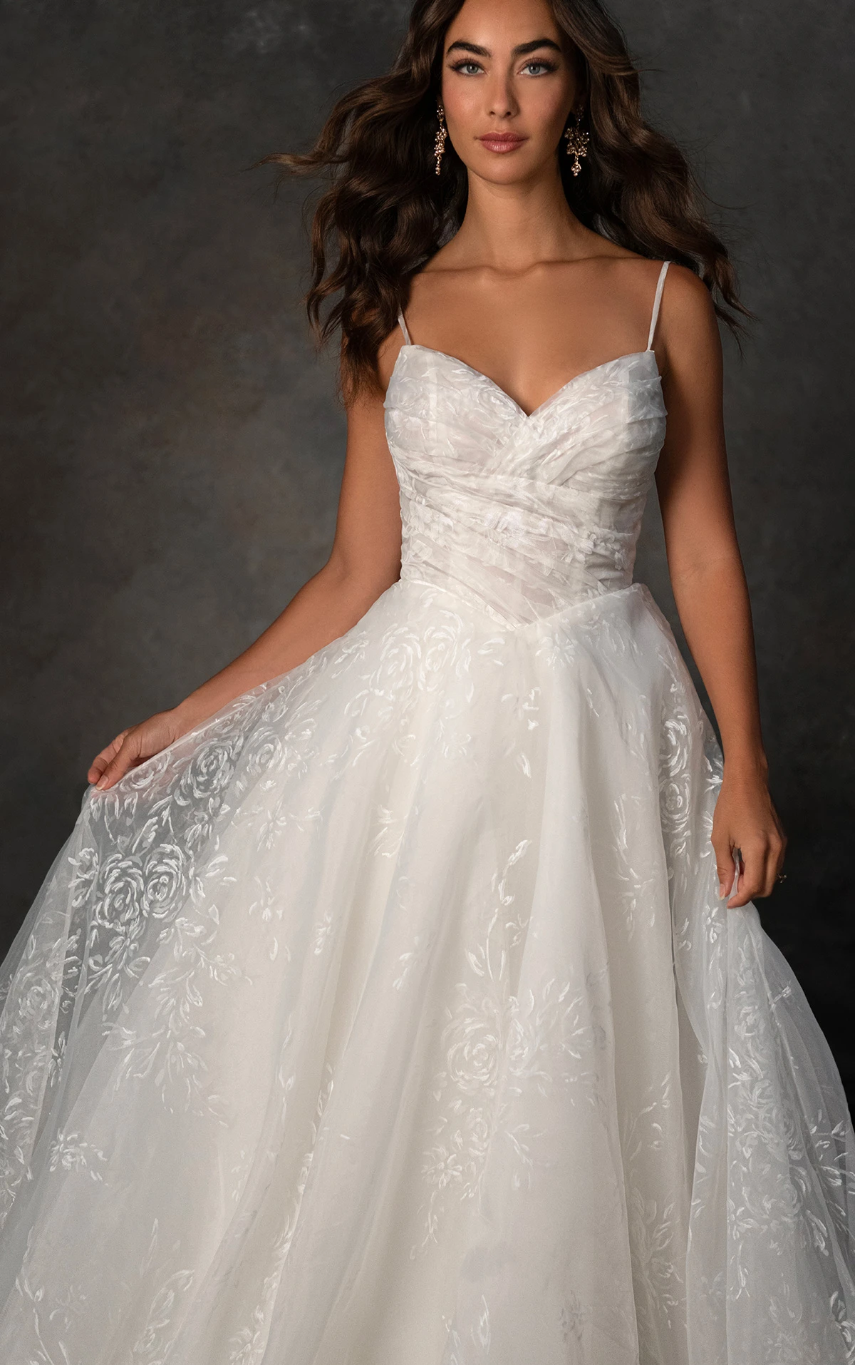 d4486 A-Linien-Brautkleid mit gerafftem Oberteil aus bedrucktem Organza und V-Rückenausschnitt  by Essense of Australia