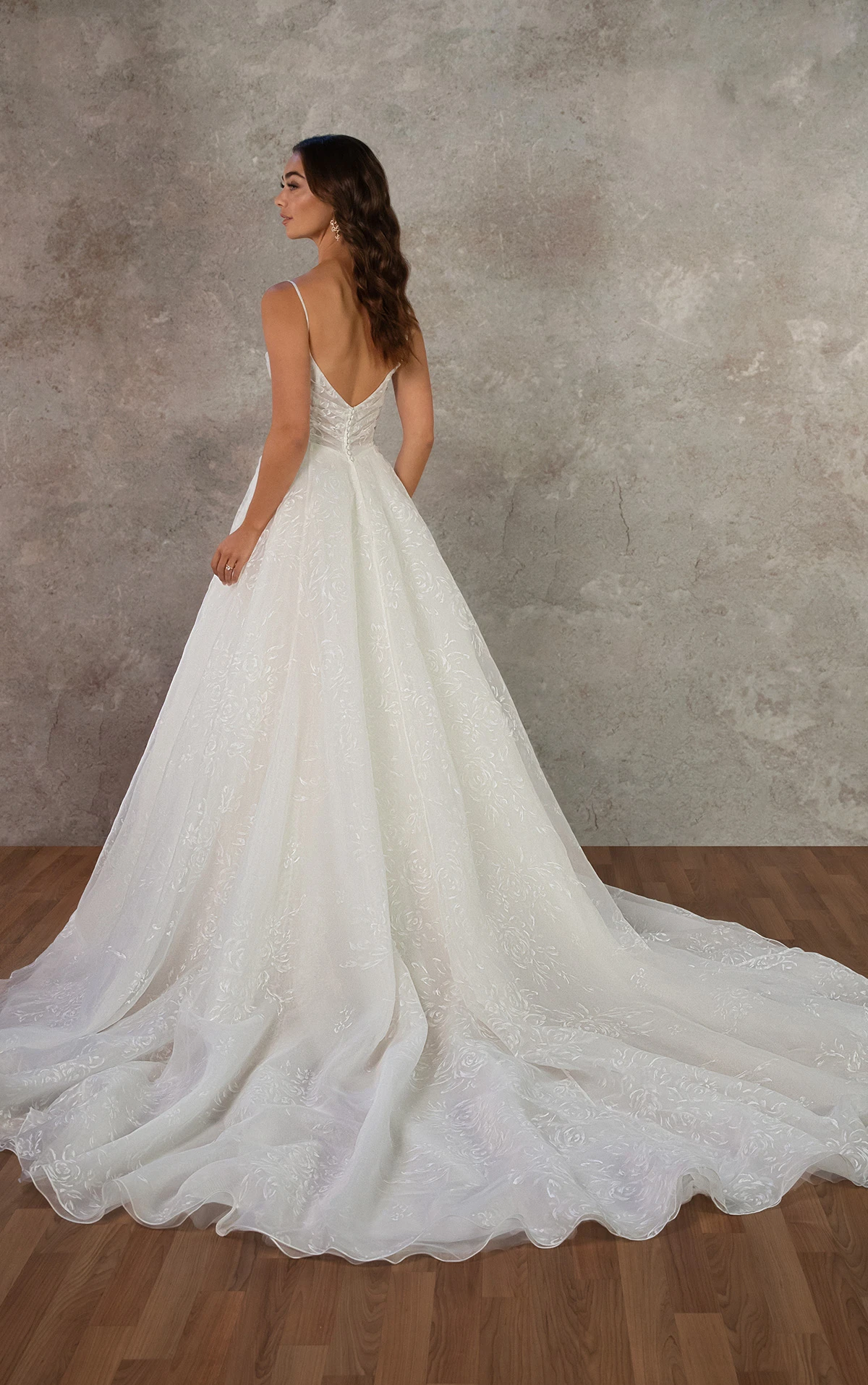 d4486 A-Linien-Brautkleid mit gerafftem Oberteil aus bedrucktem Organza und V-Rückenausschnitt  by Essense of Australia