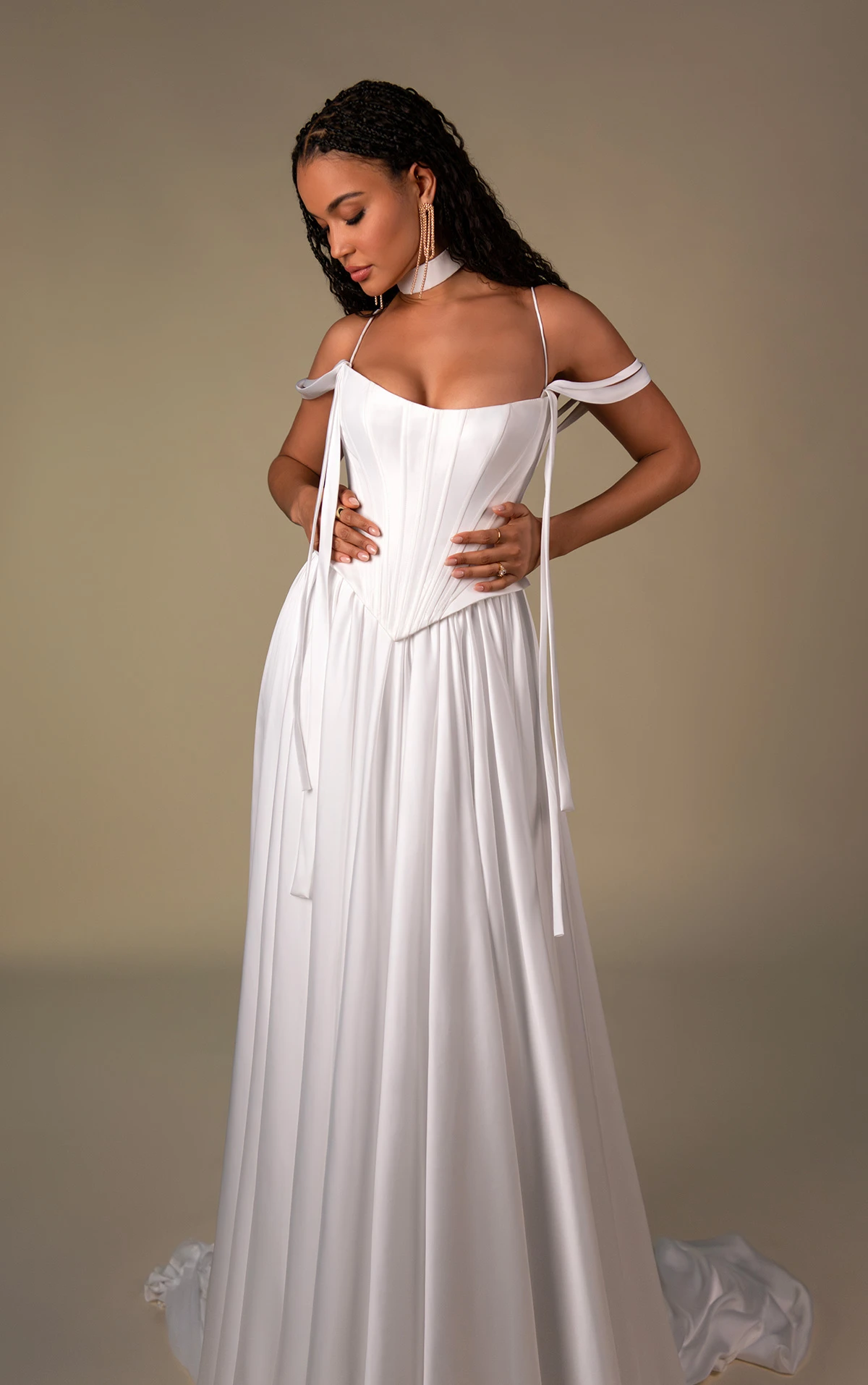 dilara Brautkleid aus Satin-Chiffon mit Volant-Taille und abnehmbaren, drapierten Trägern by All Who Wander