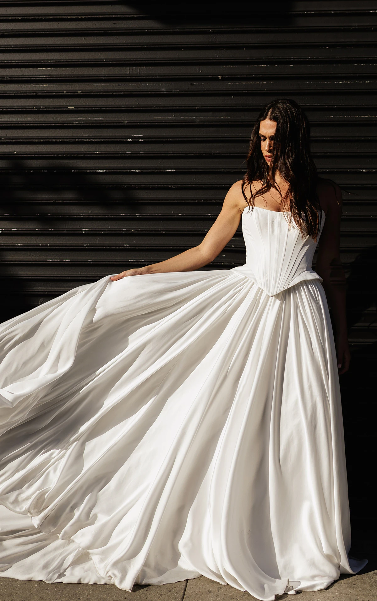 dilara Brautkleid aus Satin-Chiffon mit Volant-Taille und abnehmbaren, drapierten Trägern by All Who Wander