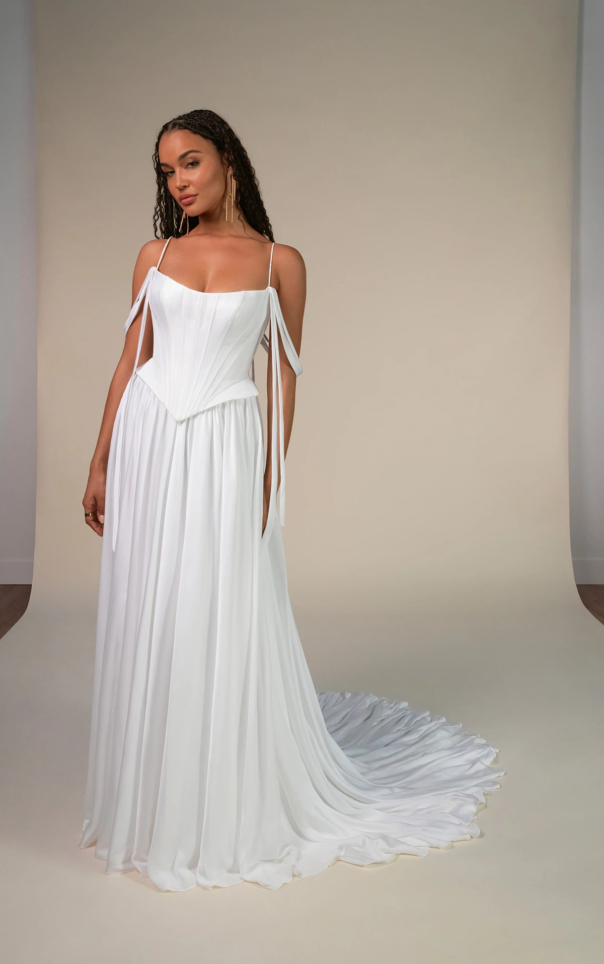 dilara Brautkleid aus Satin-Chiffon mit Volant-Taille und abnehmbaren, drapierten Trägern by All Who Wander