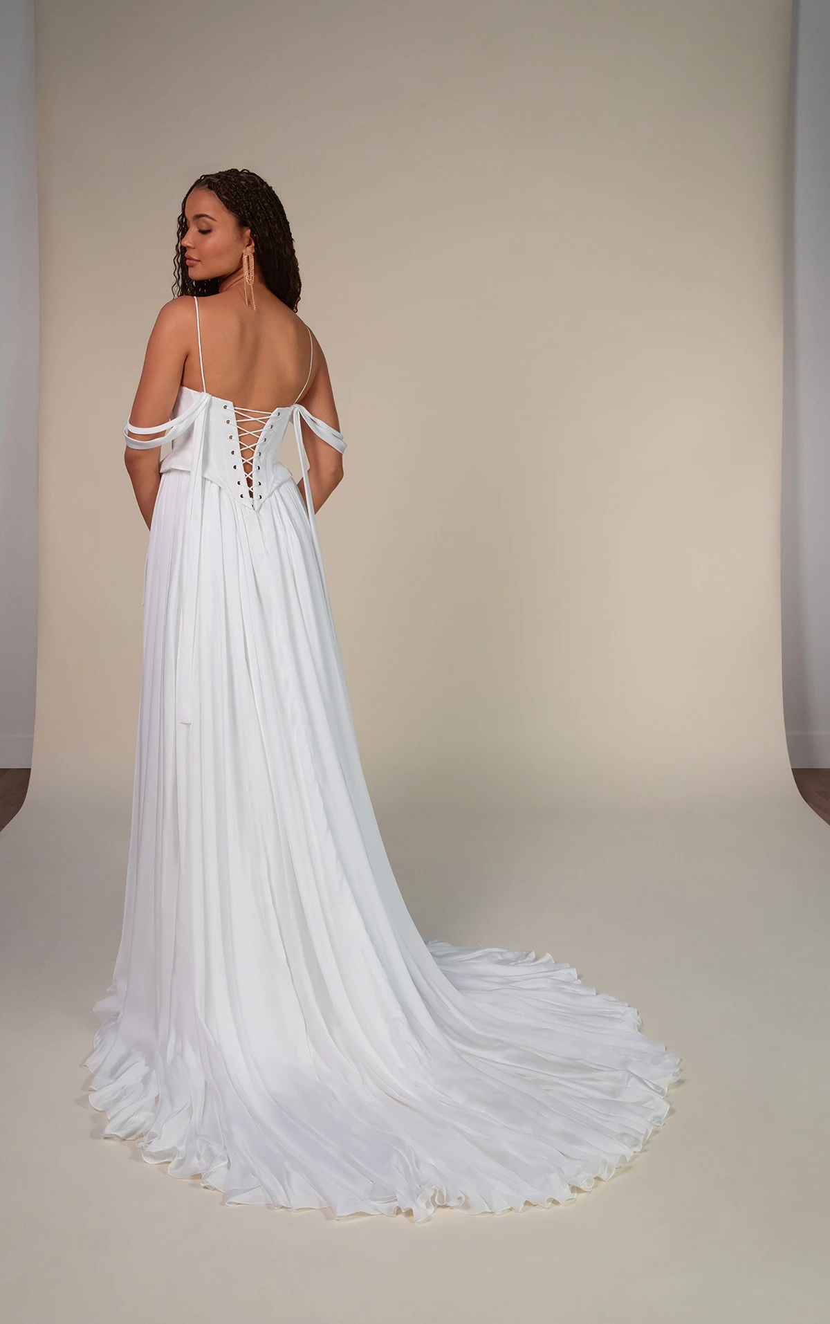 dilara Brautkleid aus Satin-Chiffon mit Volant-Taille und abnehmbaren, drapierten Trägern by All Who Wander