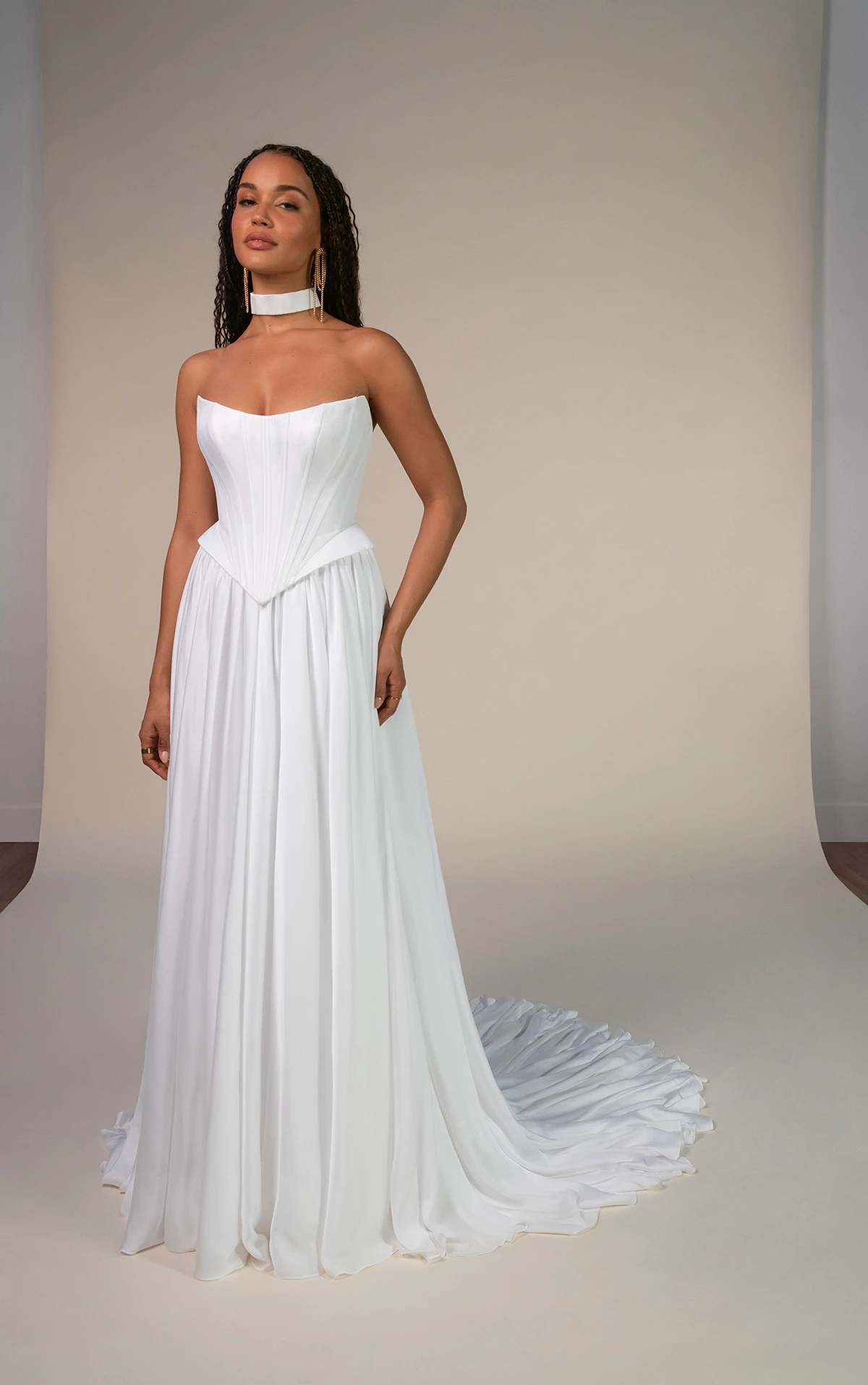 dilara Brautkleid aus Satin-Chiffon mit Volant-Taille und abnehmbaren, drapierten Trägern by All Who Wander