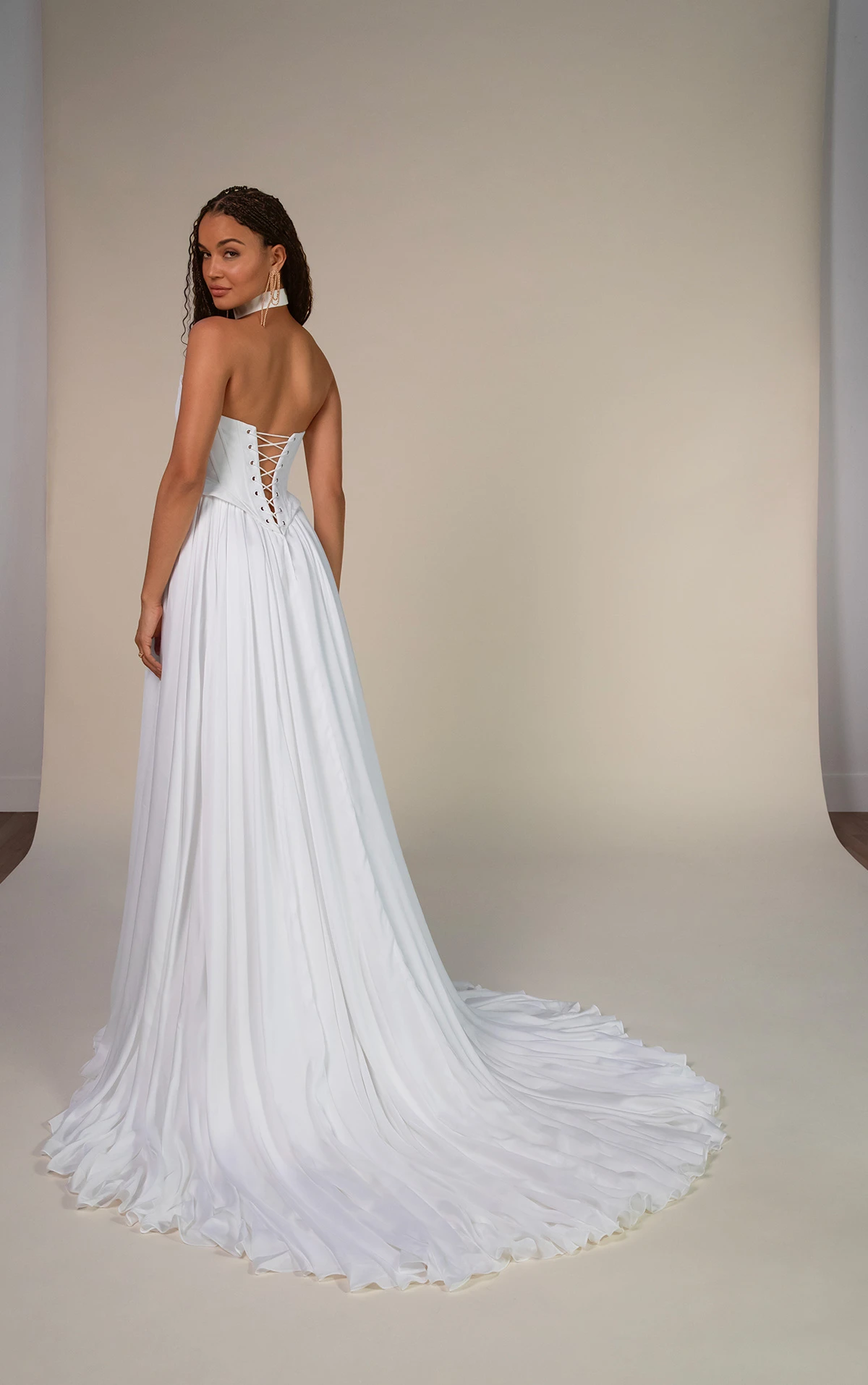 dilara Brautkleid aus Satin-Chiffon mit Volant-Taille und abnehmbaren, drapierten Trägern by All Who Wander