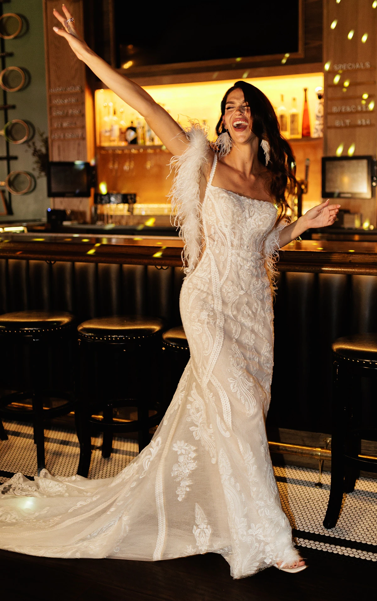 esra Boho-Fit-and-Flare-Brautkleid aus Spitze mit seitlichen Cutouts und tiefem Rückenausschnitt by All Who Wander