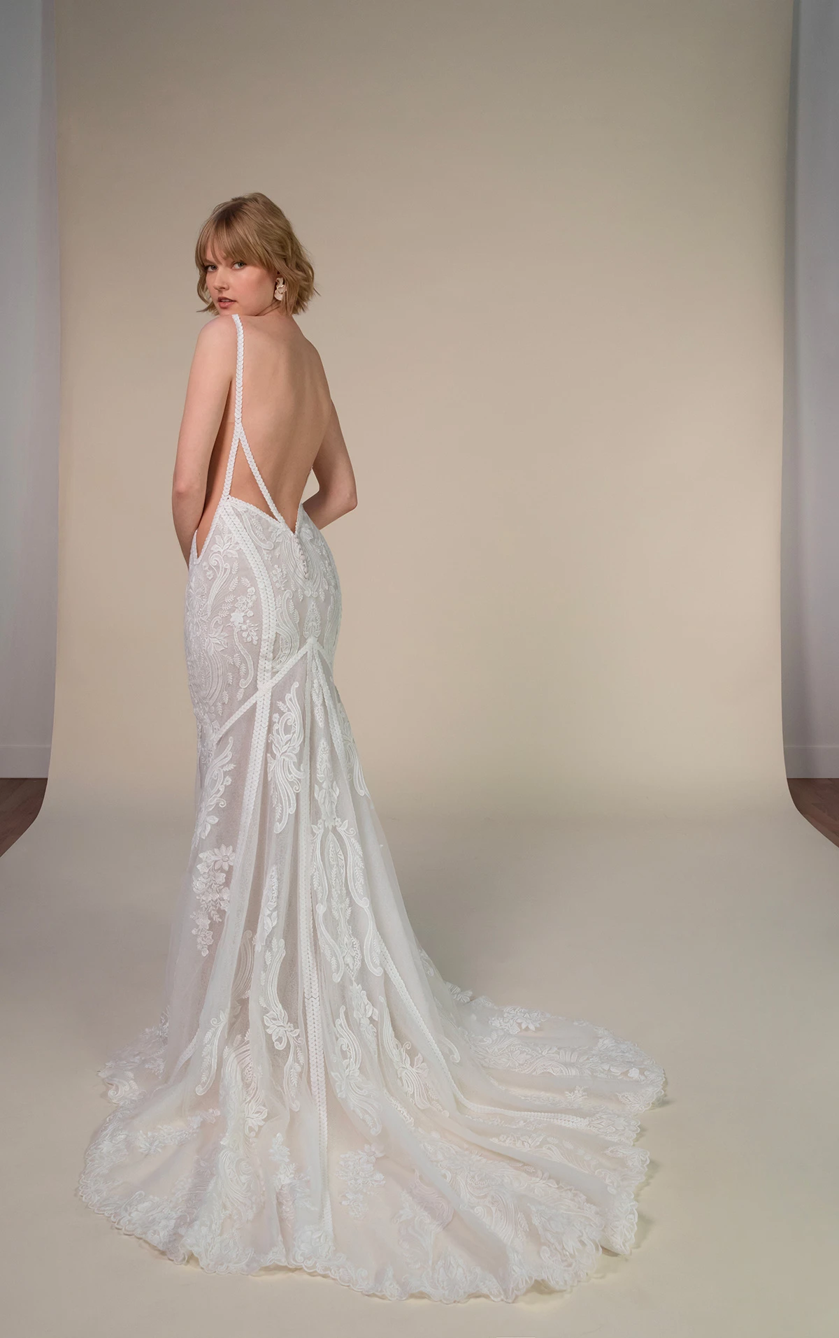 esra Boho-Fit-and-Flare-Brautkleid aus Spitze mit seitlichen Cutouts und tiefem Rückenausschnitt by All Who Wander