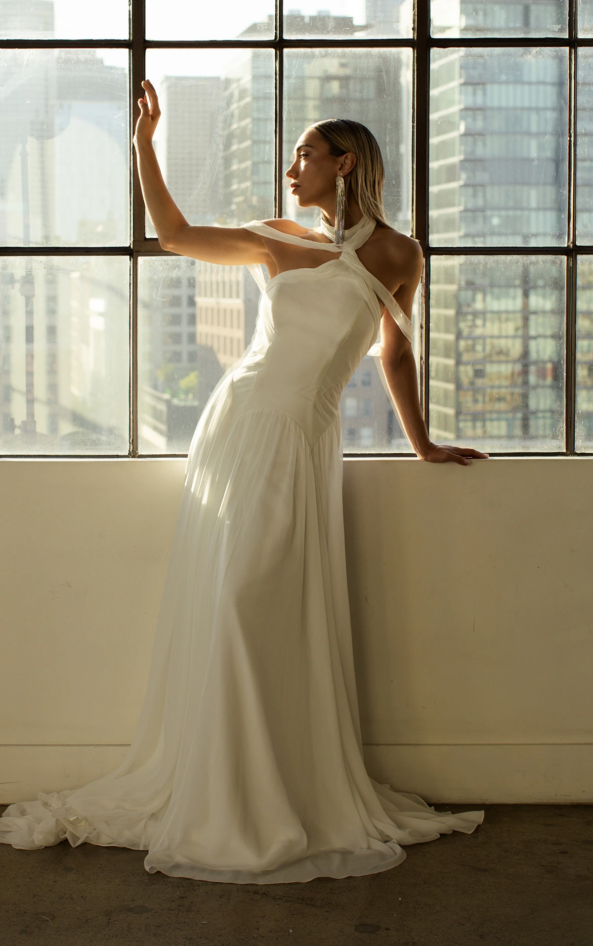 falon A-Linien-Brautkleid aus Chiffon mit Asymmetrischen hohem Ausschnitt und tiefer Taille by All Who Wander