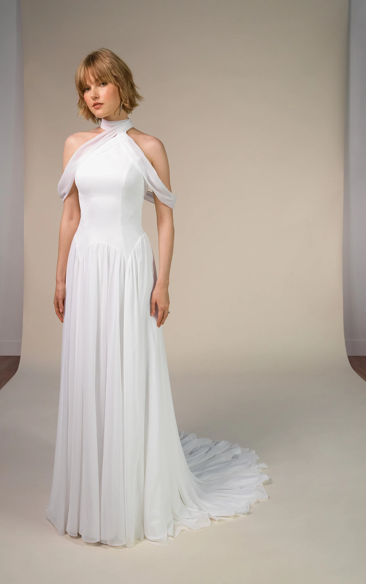 falon A-Linien-Brautkleid aus Chiffon mit Asymmetrischen hohem Ausschnitt und tiefer Taille by All Who Wander