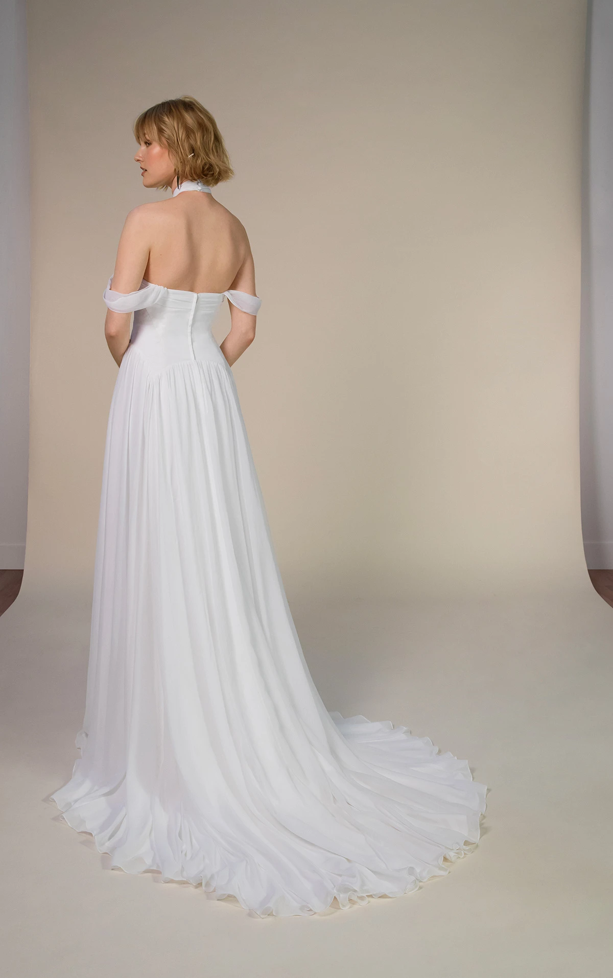 falon A-Linien-Brautkleid aus Chiffon mit Asymmetrischen hohem Ausschnitt und tiefer Taille by All Who Wander
