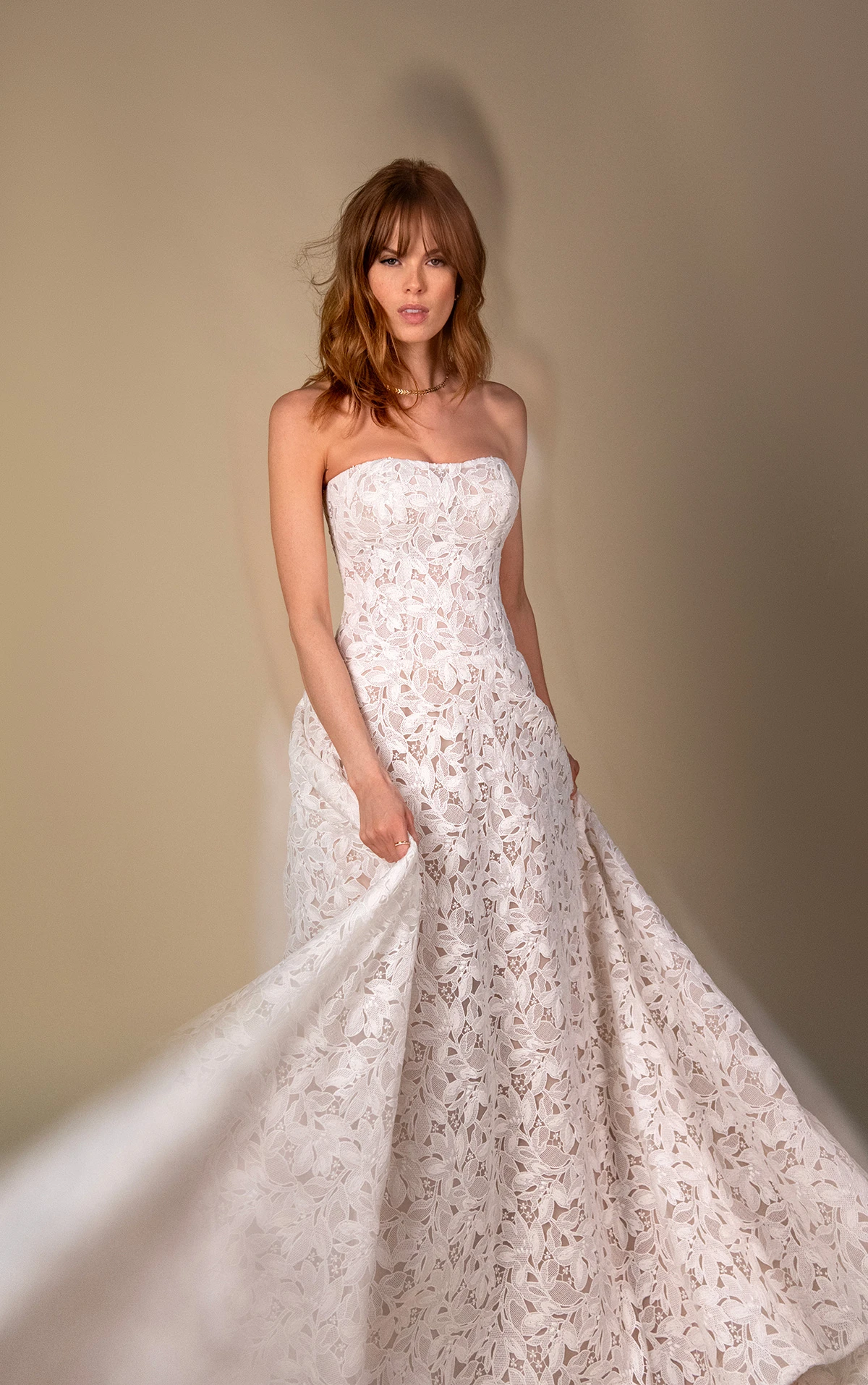 gentry Trägerloses Spitzen-Brautkleid mit tiefer Taille, herzförmigem Ausschnitt und A-Linien-Rock by All Who Wander