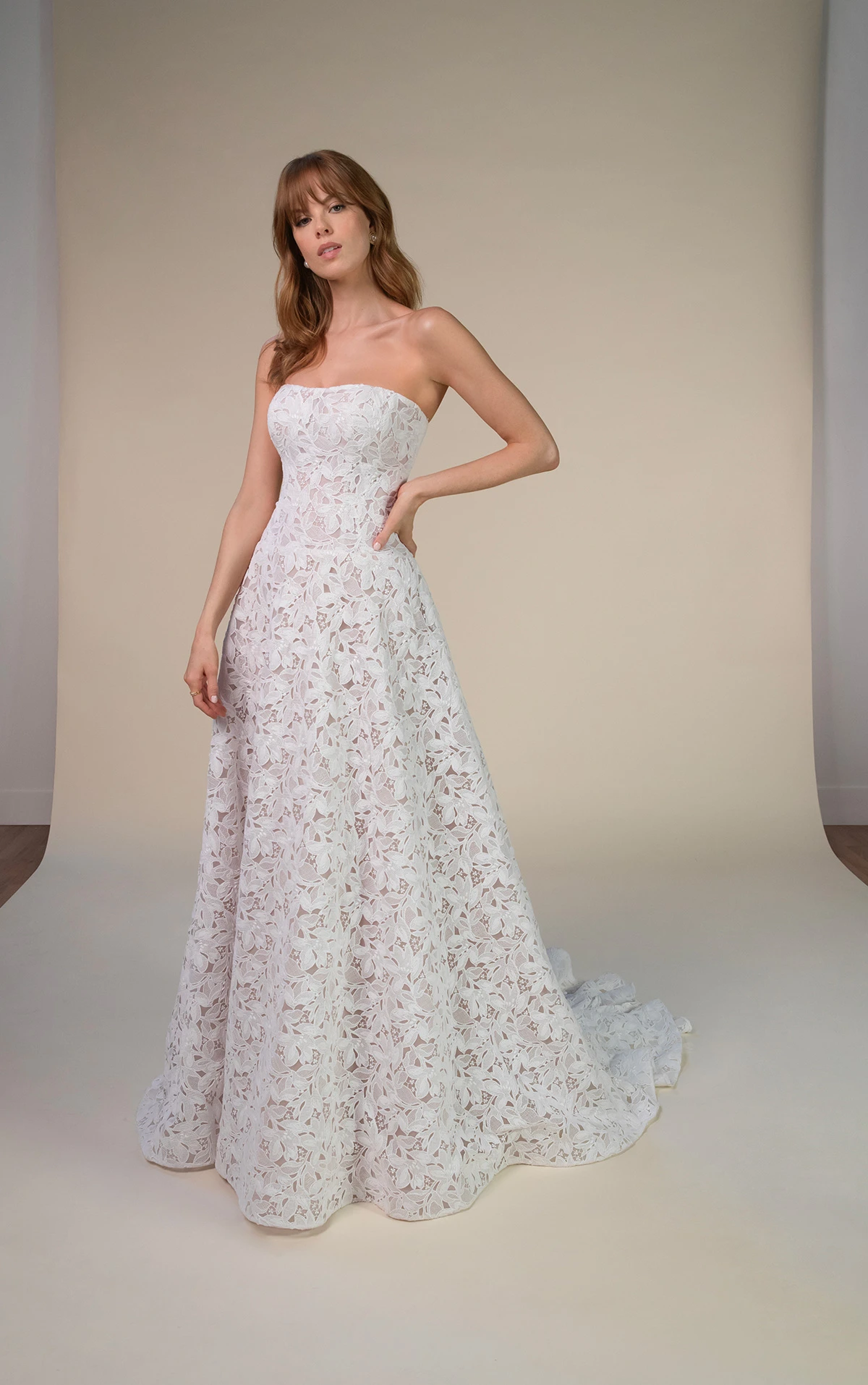 gentry Trägerloses Spitzen-Brautkleid mit tiefer Taille, herzförmigem Ausschnitt und A-Linien-Rock by All Who Wander