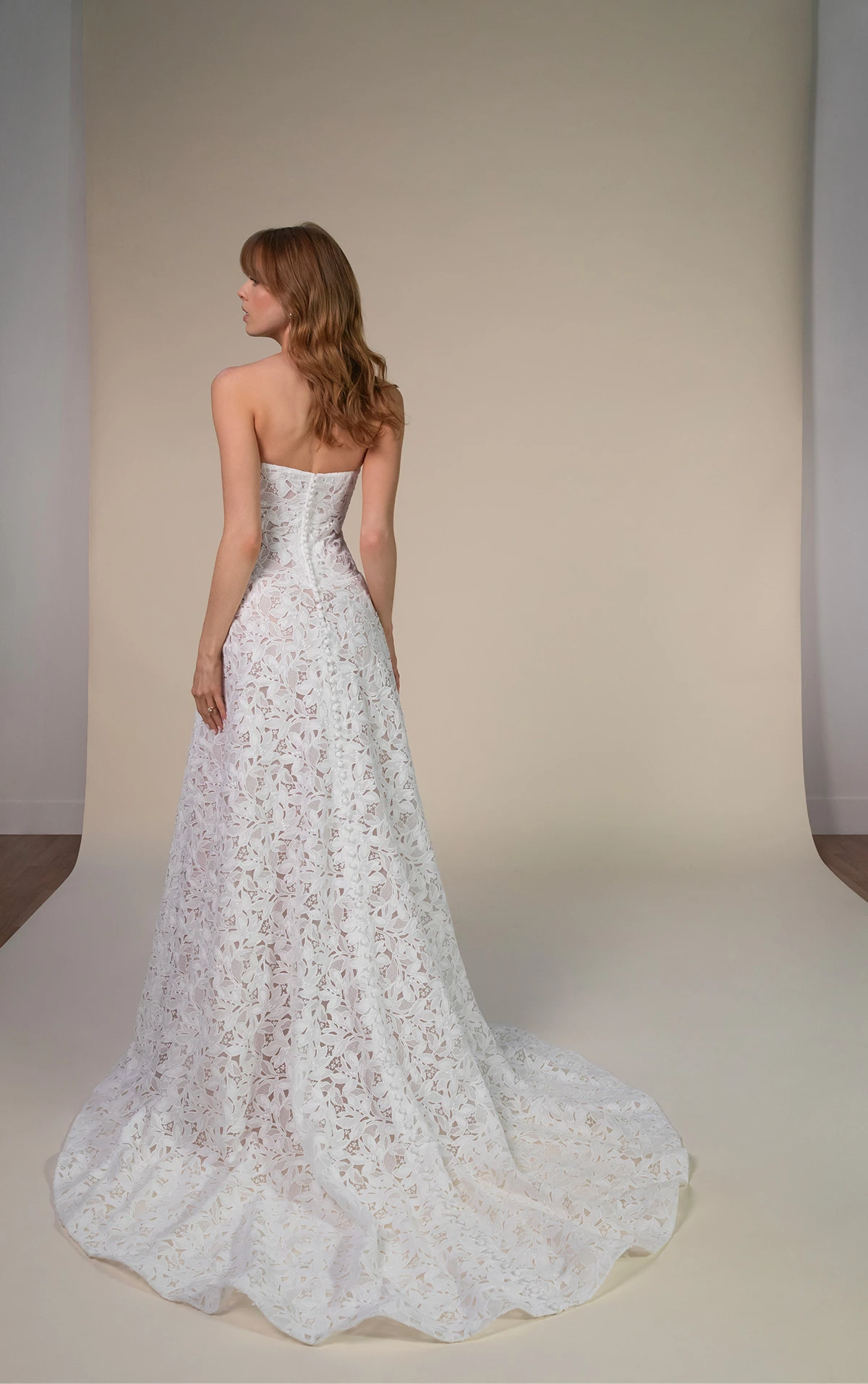 gentry Trägerloses Spitzen-Brautkleid mit tiefer Taille, herzförmigem Ausschnitt und A-Linien-Rock by All Who Wander
