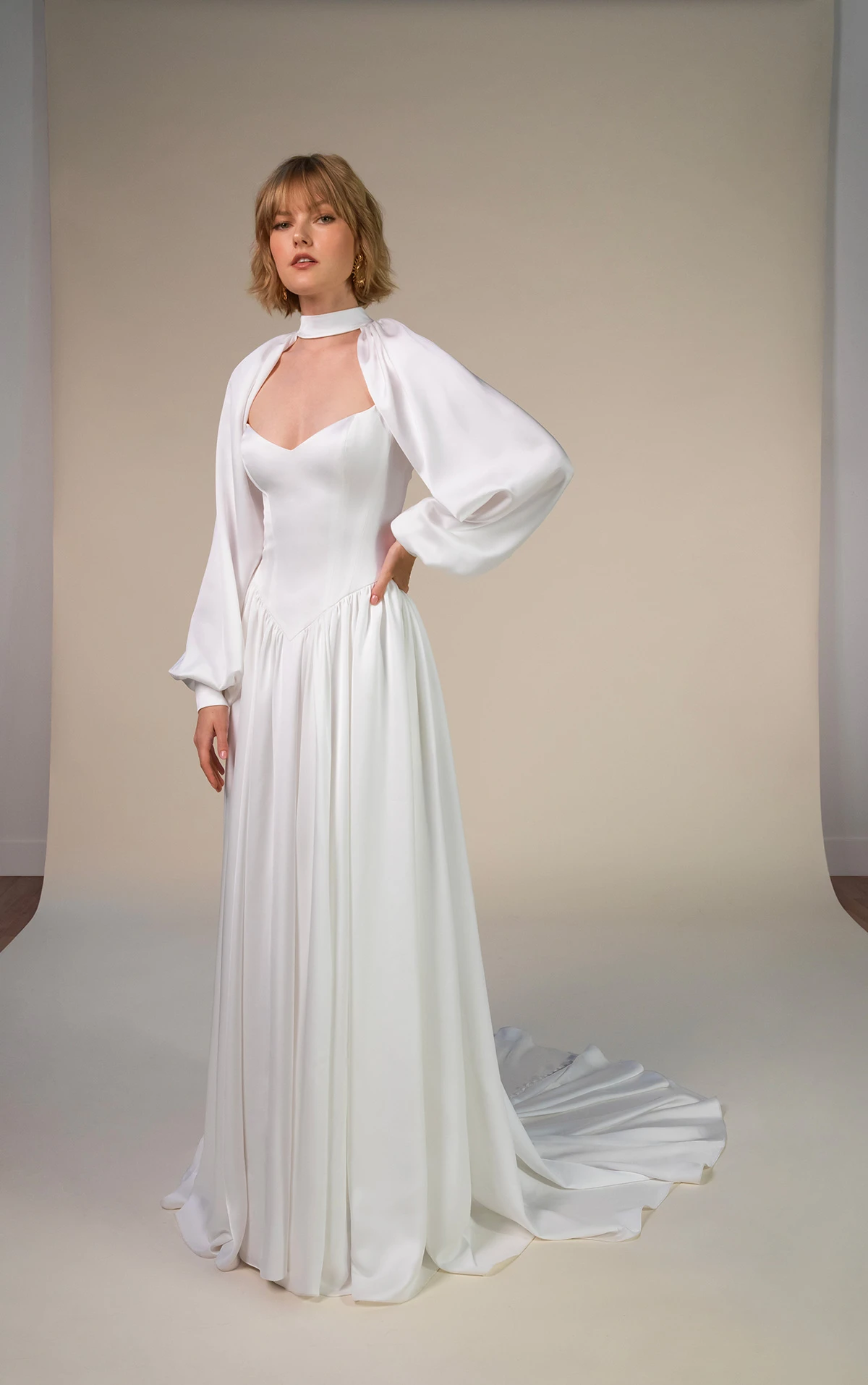 keira A-Linien-Brautkleid aus Satin mit herzförmigem Ausschnitt und Baskentaille by All Who Wander