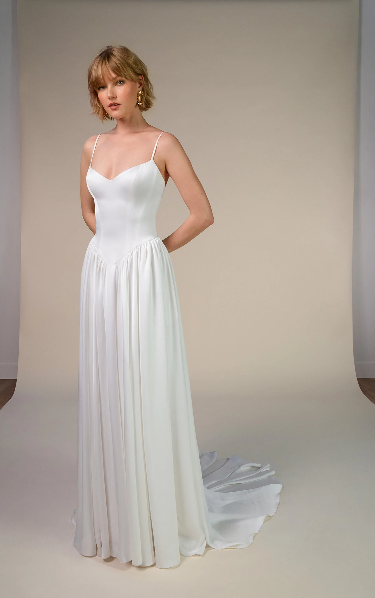 keira A-Linien-Brautkleid aus Satin mit herzförmigem Ausschnitt und Baskentaille by All Who Wander