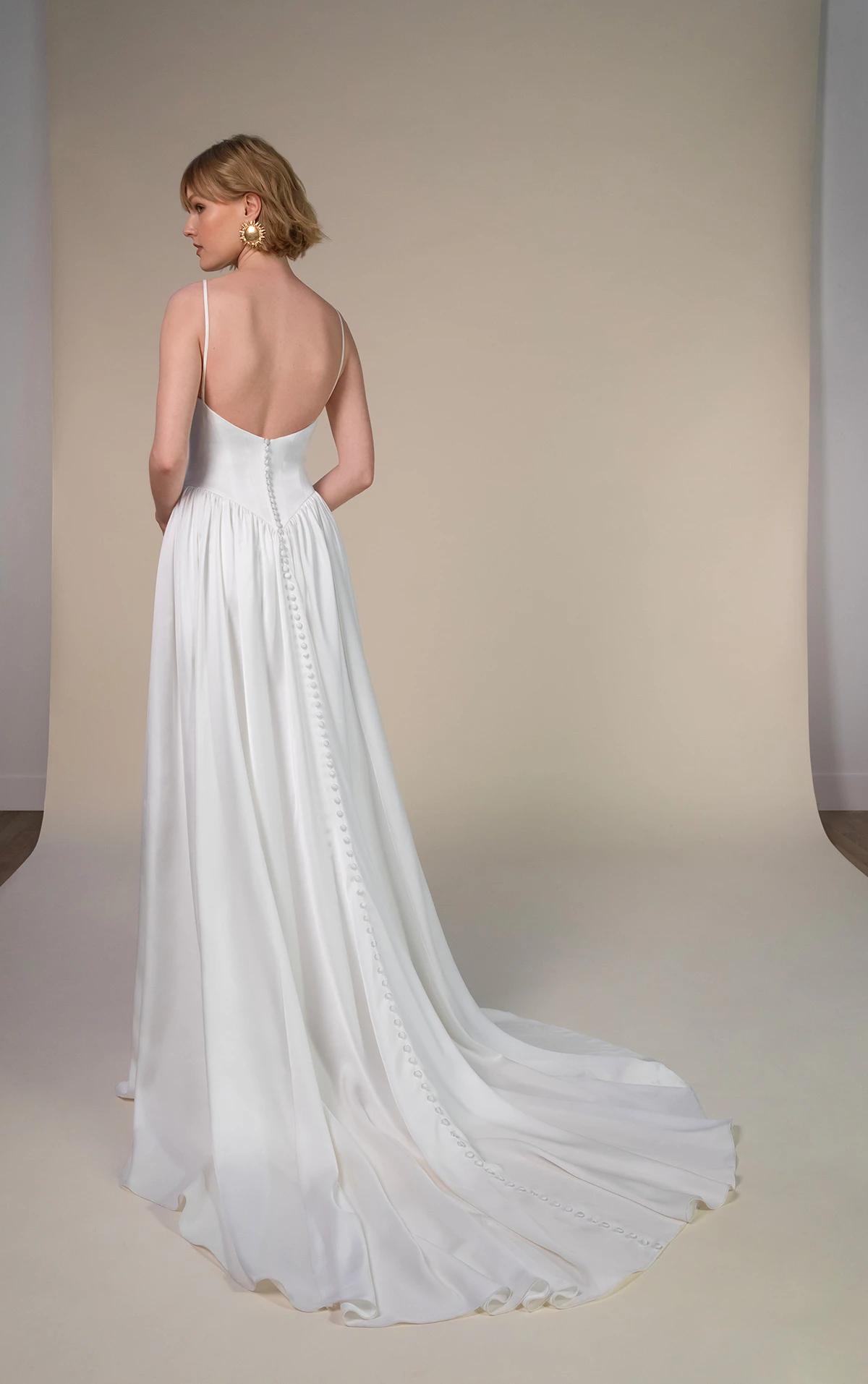 keira A-Linien-Brautkleid aus Satin mit herzförmigem Ausschnitt und Baskentaille by All Who Wander