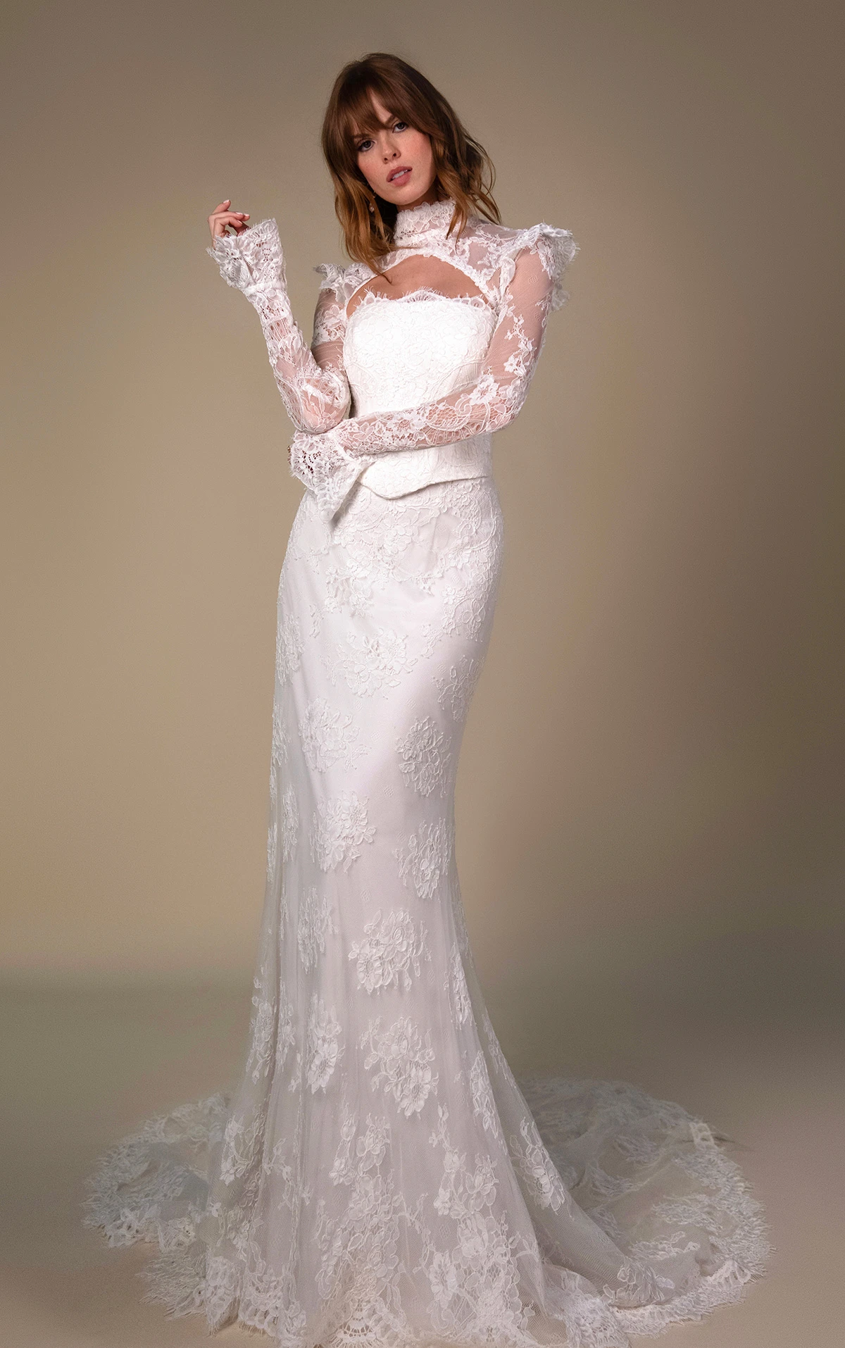 maren Trägerloses Etui-Brautkleid aus Spitze mit zweiteiligem Faux-Oberteil by All Who Wander