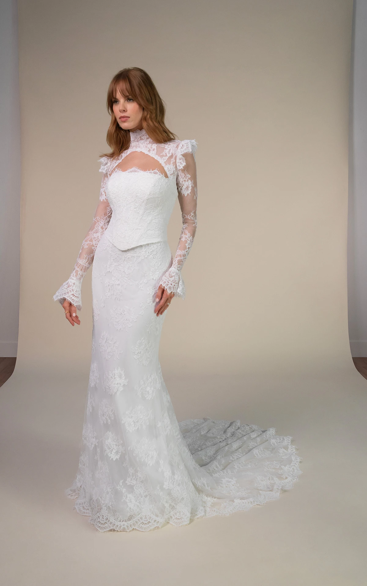 maren Trägerloses Etui-Brautkleid aus Spitze mit zweiteiligem Faux-Oberteil by All Who Wander
