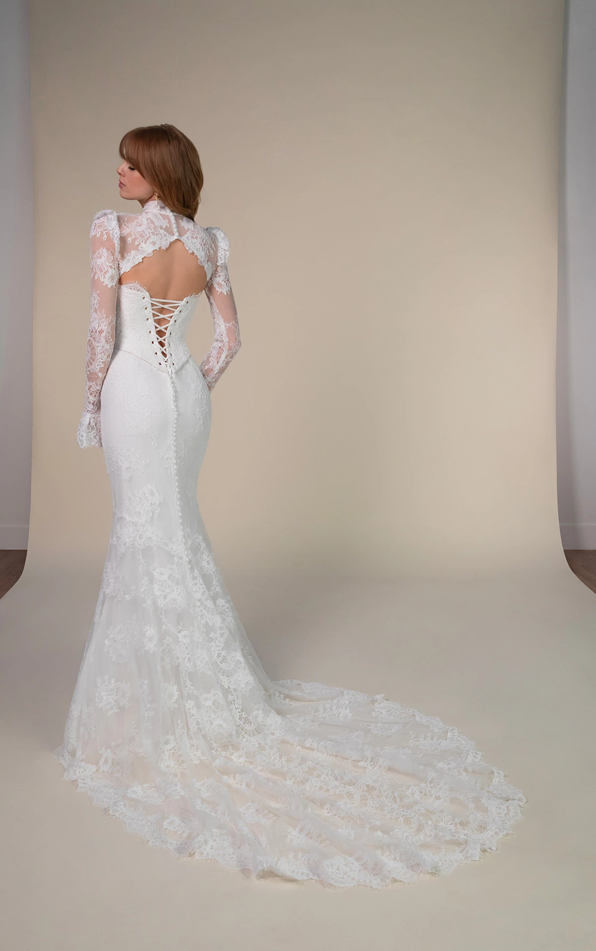 maren Trägerloses Etui-Brautkleid aus Spitze mit zweiteiligem Faux-Oberteil by All Who Wander