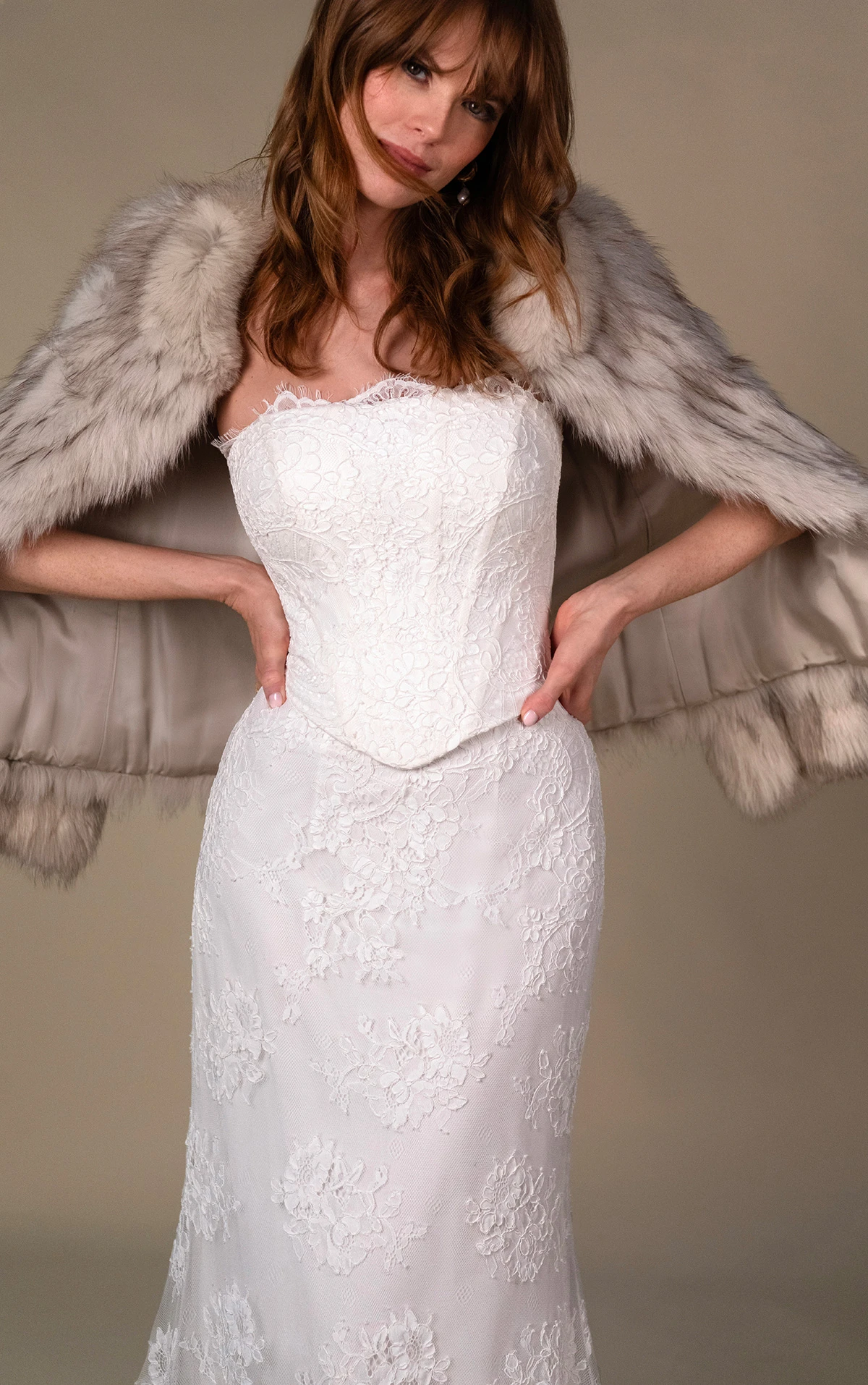 maren Trägerloses Etui-Brautkleid aus Spitze mit zweiteiligem Faux-Oberteil by All Who Wander