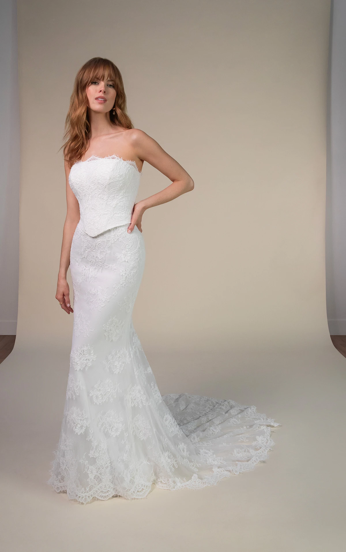 maren Trägerloses Etui-Brautkleid aus Spitze mit zweiteiligem Faux-Oberteil by All Who Wander