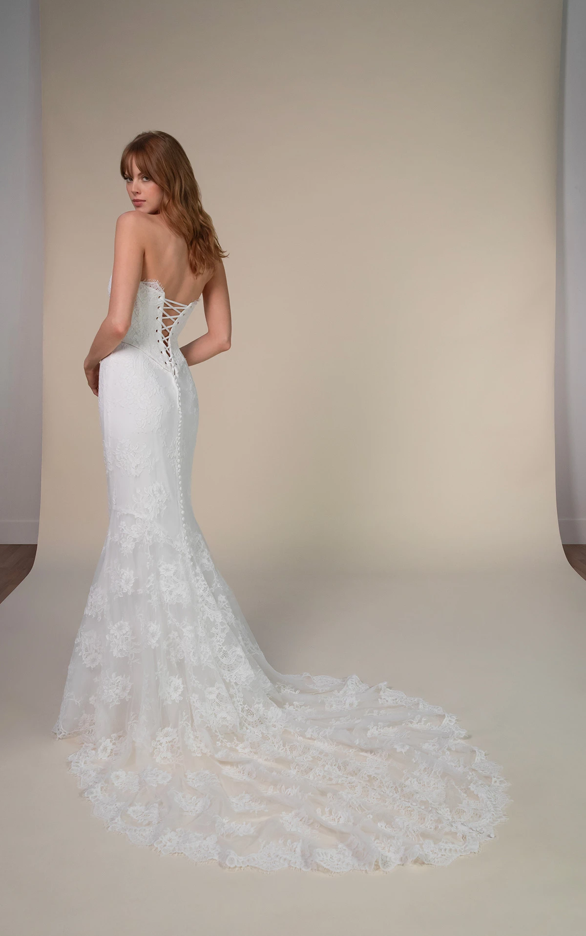 maren Trägerloses Etui-Brautkleid aus Spitze mit zweiteiligem Faux-Oberteil by All Who Wander
