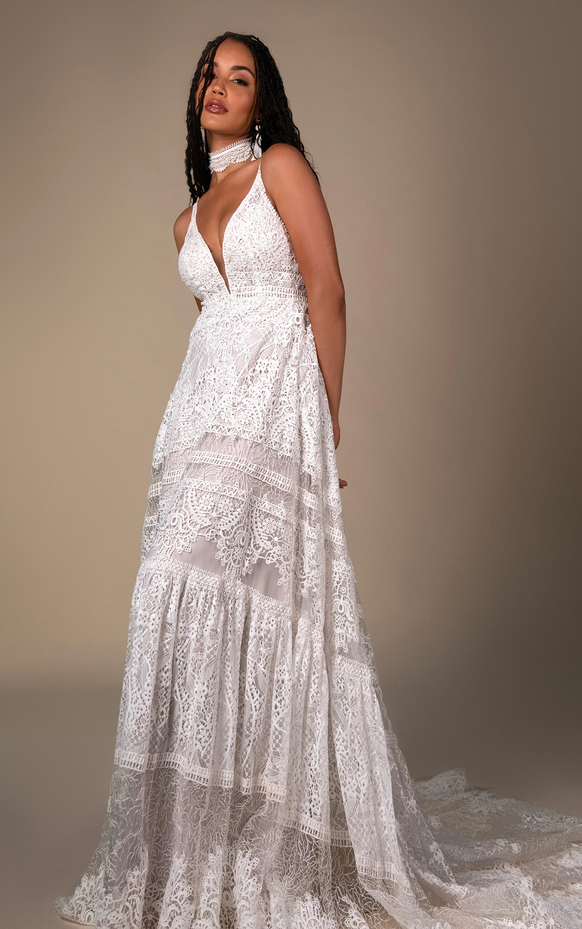 quinn Strukturiertes Spitzen-Brautkleid mit V-Ausschnitt und tiefem Rückenausschnitt by All Who Wander